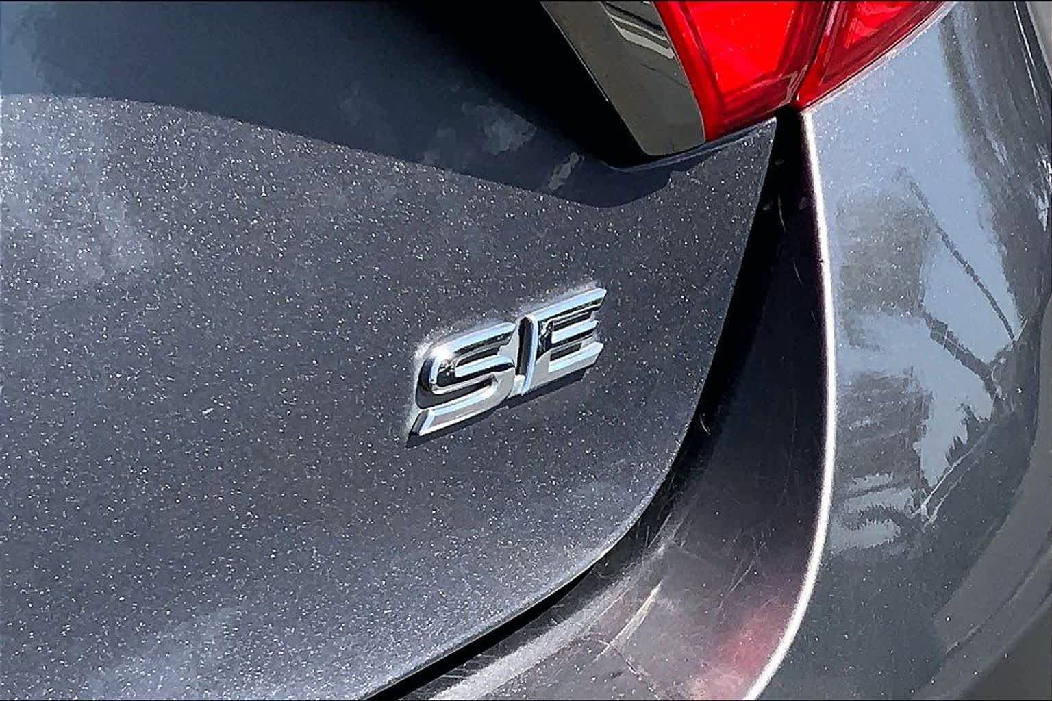 Used 2016 Toyota Camry SE FWD image 9
