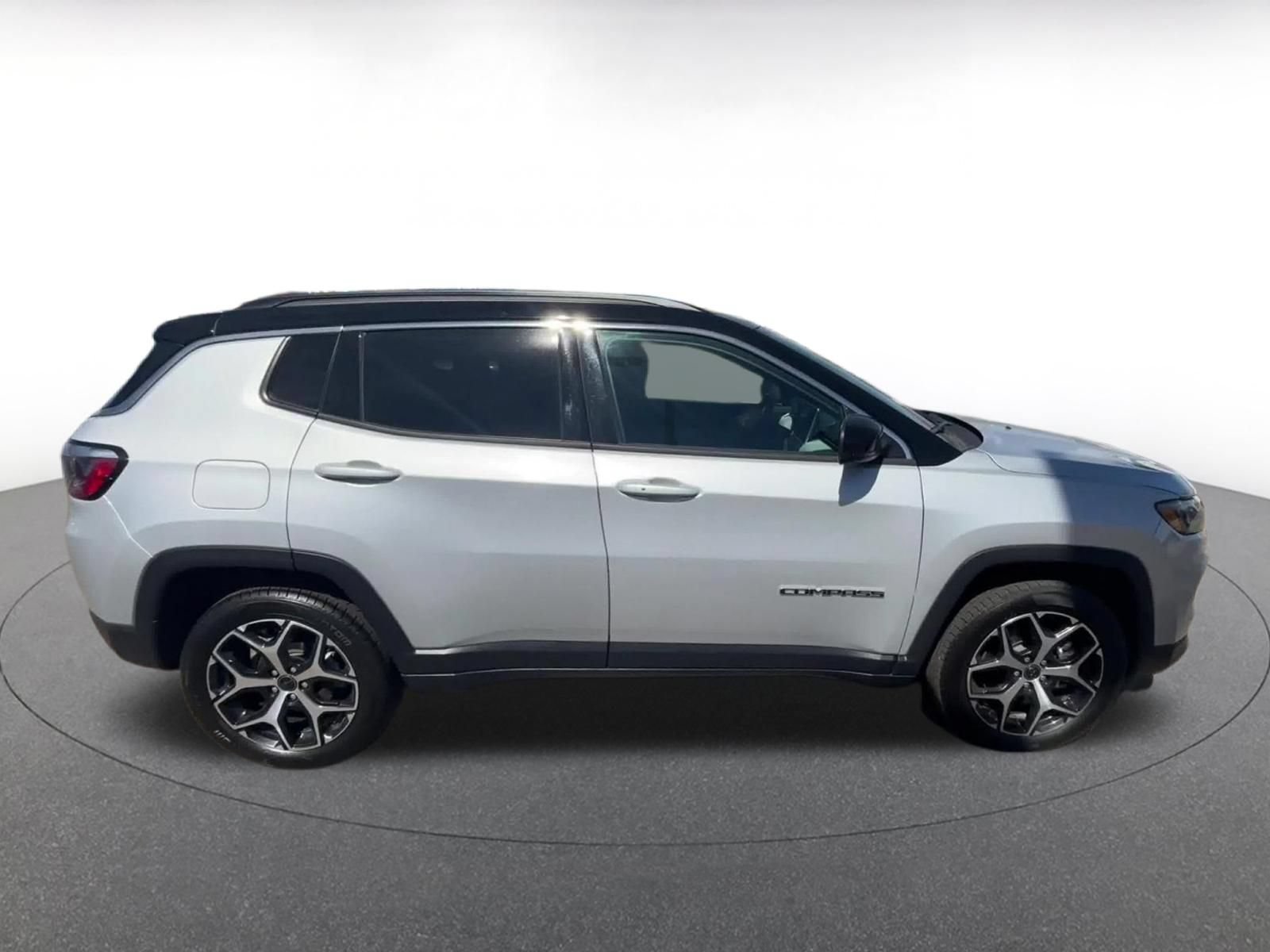 Used 2025 Jeep Compass Limited AWD/4WD image 16