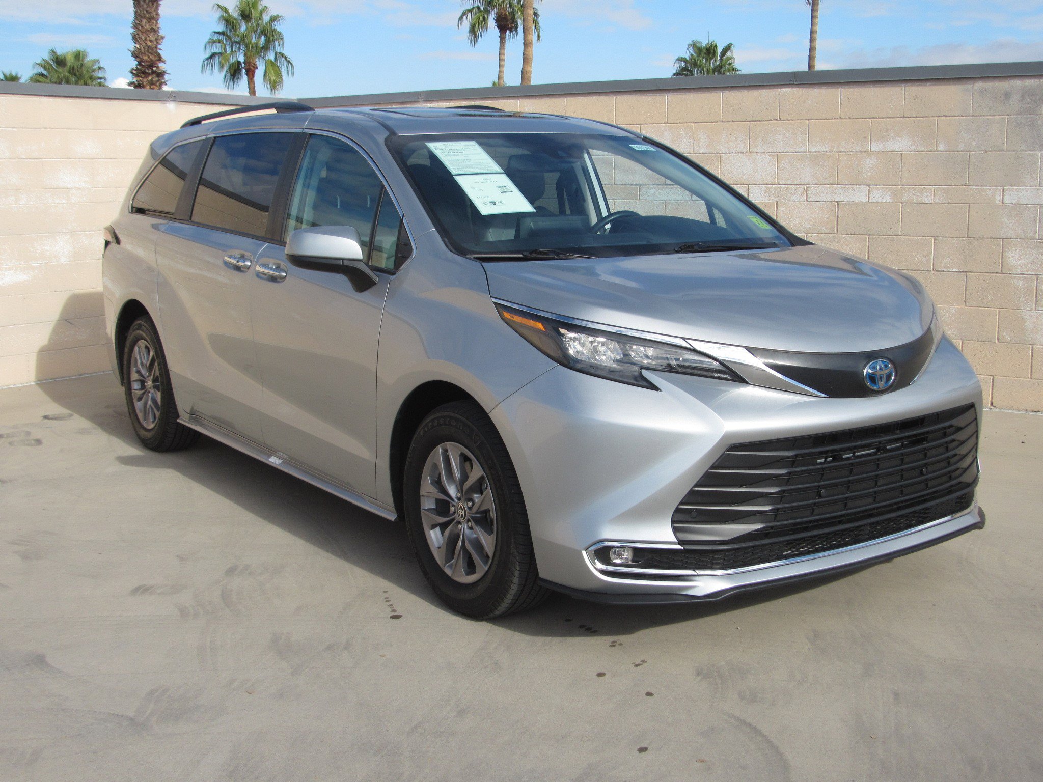 Used 2024 Toyota Sienna XLE image 2