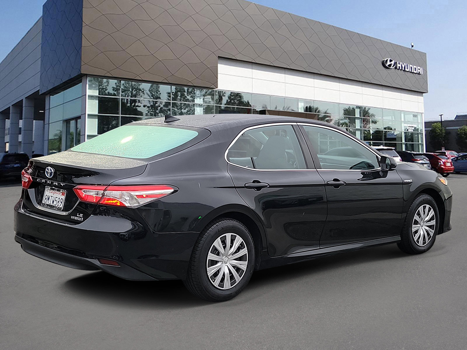 Used 2019 Toyota Camry LE image 2