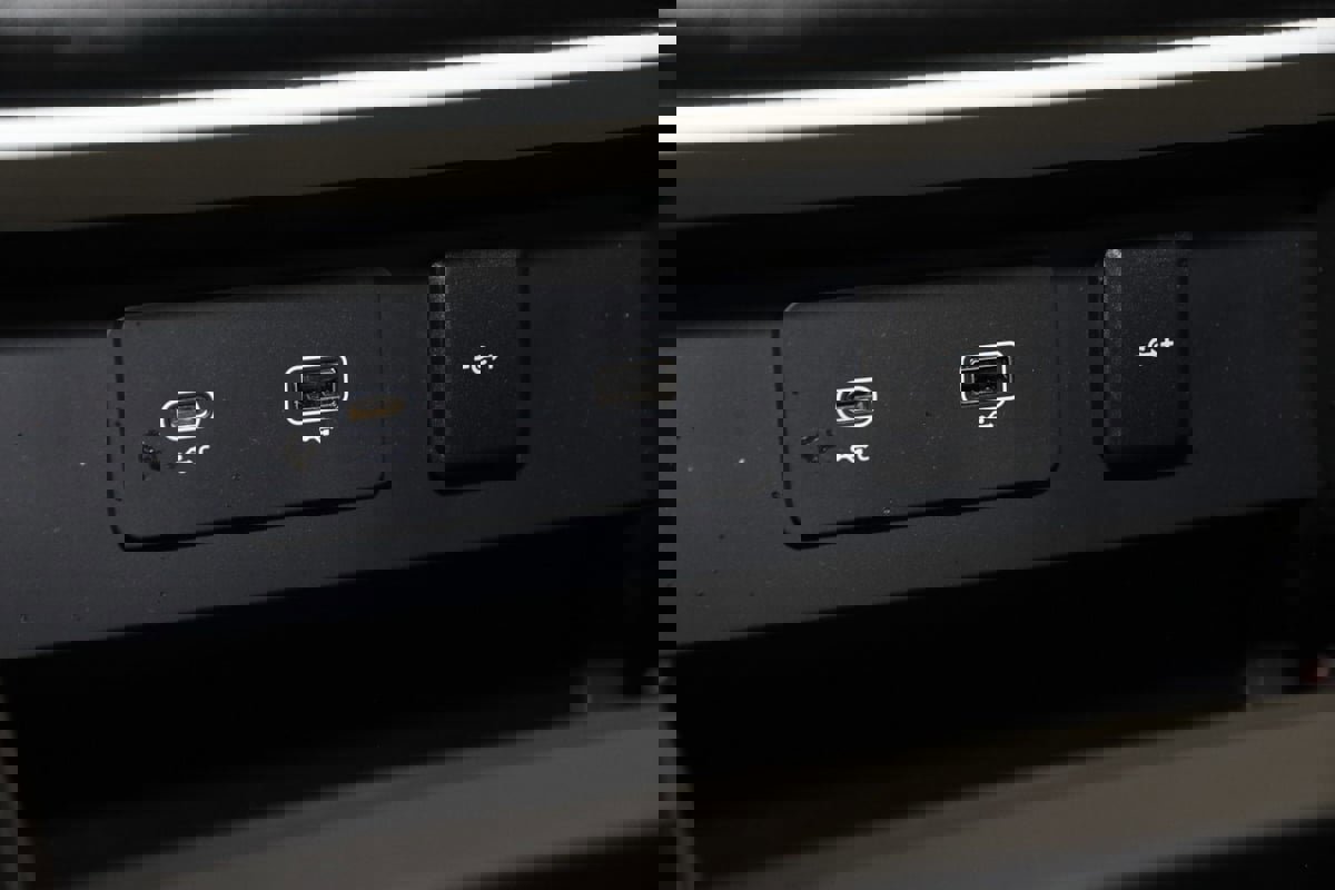 Used 2023 Land Rover Defender 110 S image 34