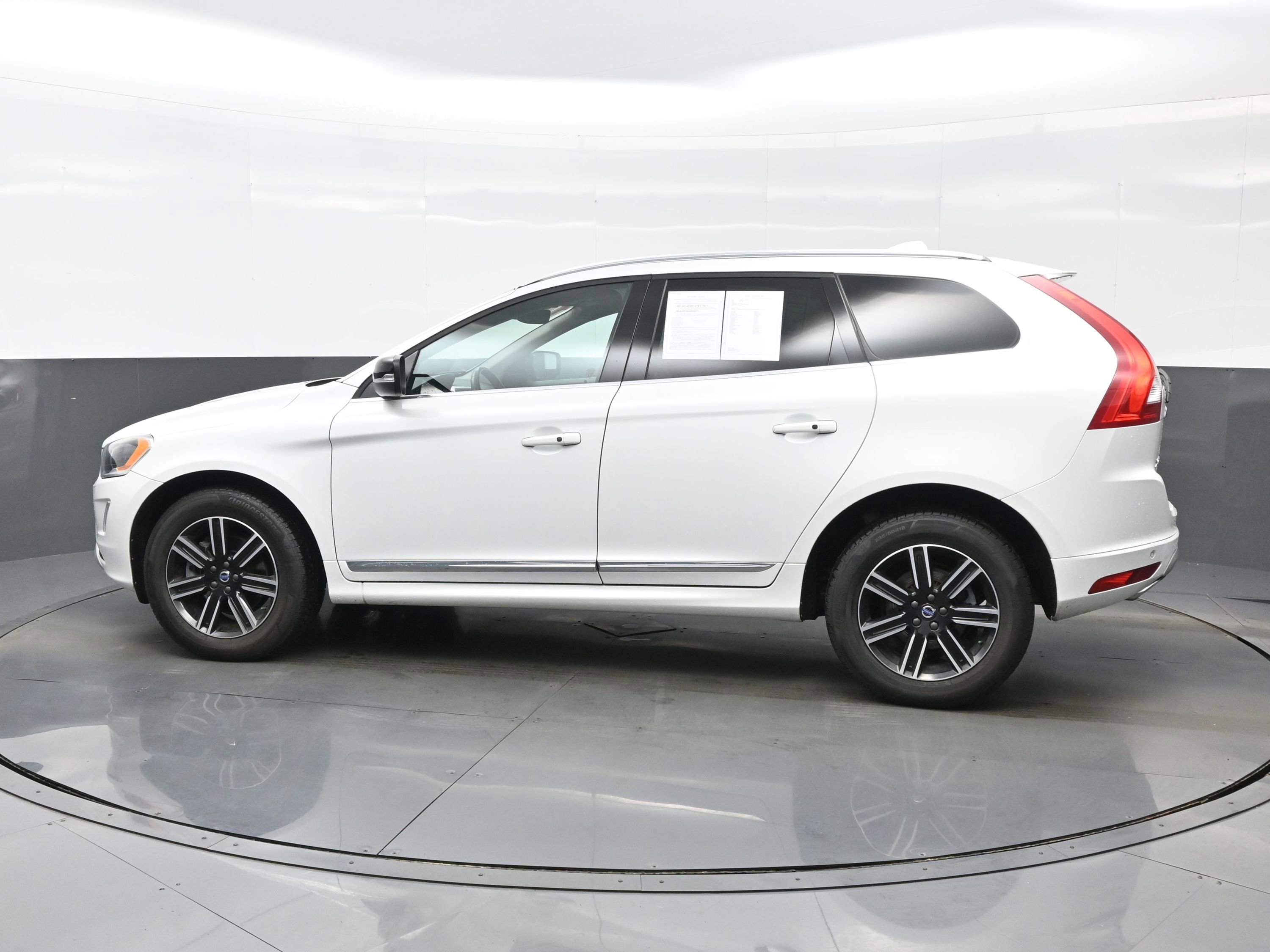 Used 2017 Volvo XC60 T5 Dynamic w/ Preferred Option Package image 3