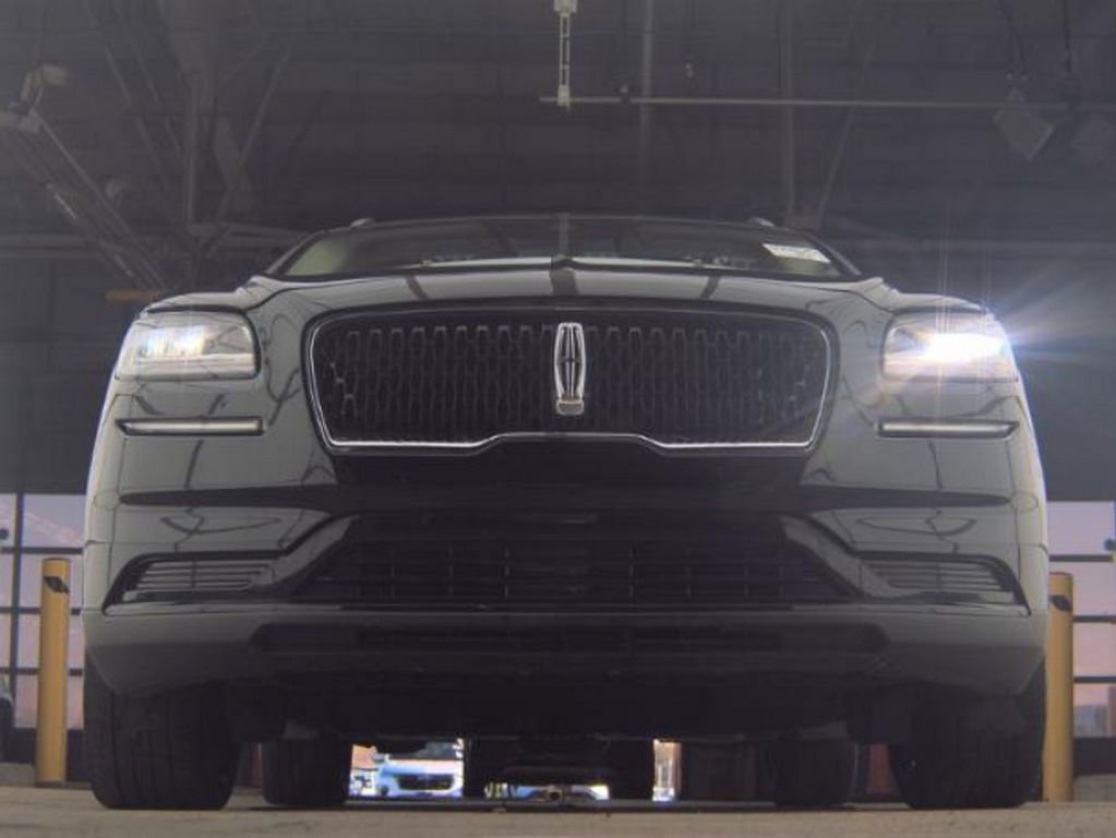 Used 2023 Lincoln Nautilus Reserve w/ Monochromatic Package AWD/4WD image 3