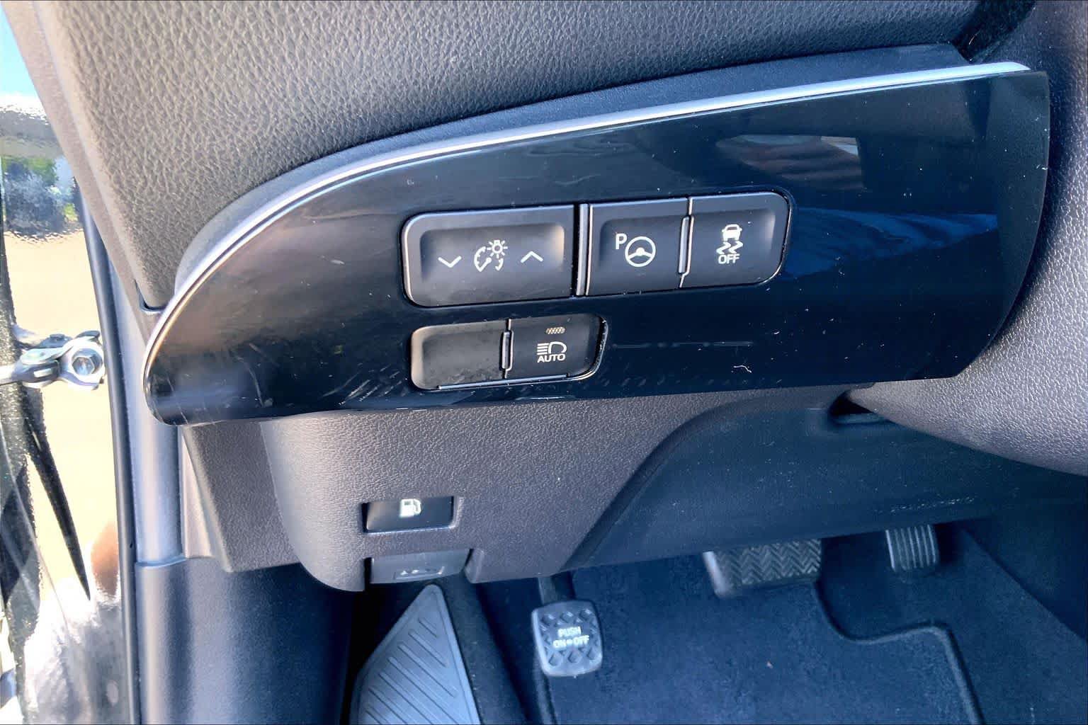 Used 2020 Toyota Prius LE FWD image 32
