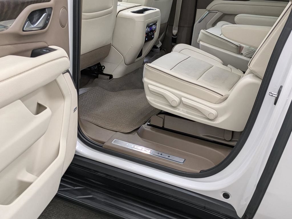 Used 2022 GMC Yukon XL Denali AWD/4WD image 37