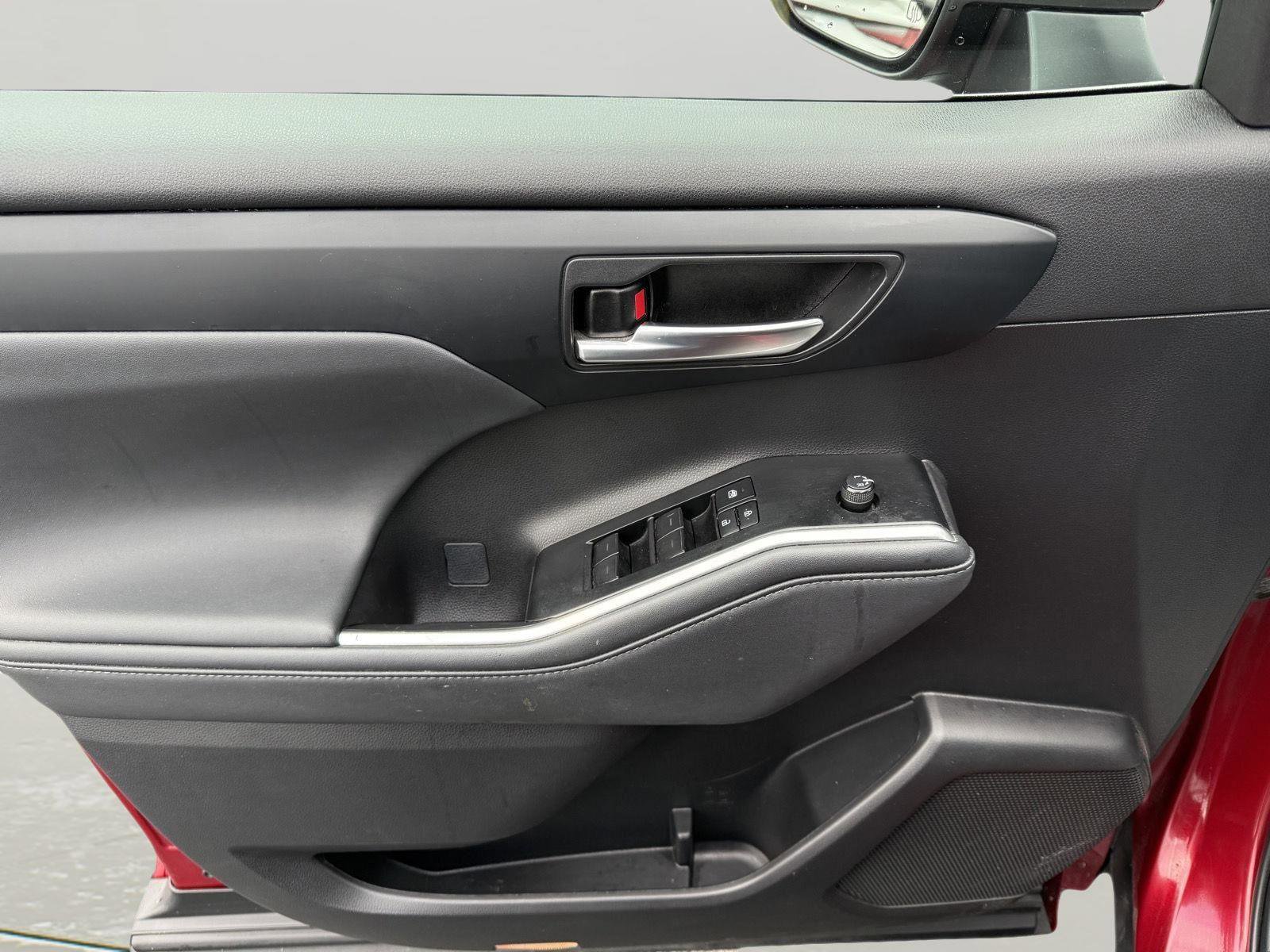 Used 2022 Toyota Highlander XLE image 9