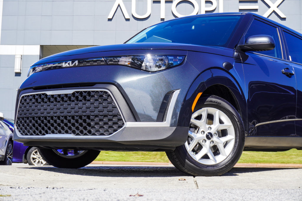 Used 2025 Kia Soul LX w/ LX Technology Package FWD image 2