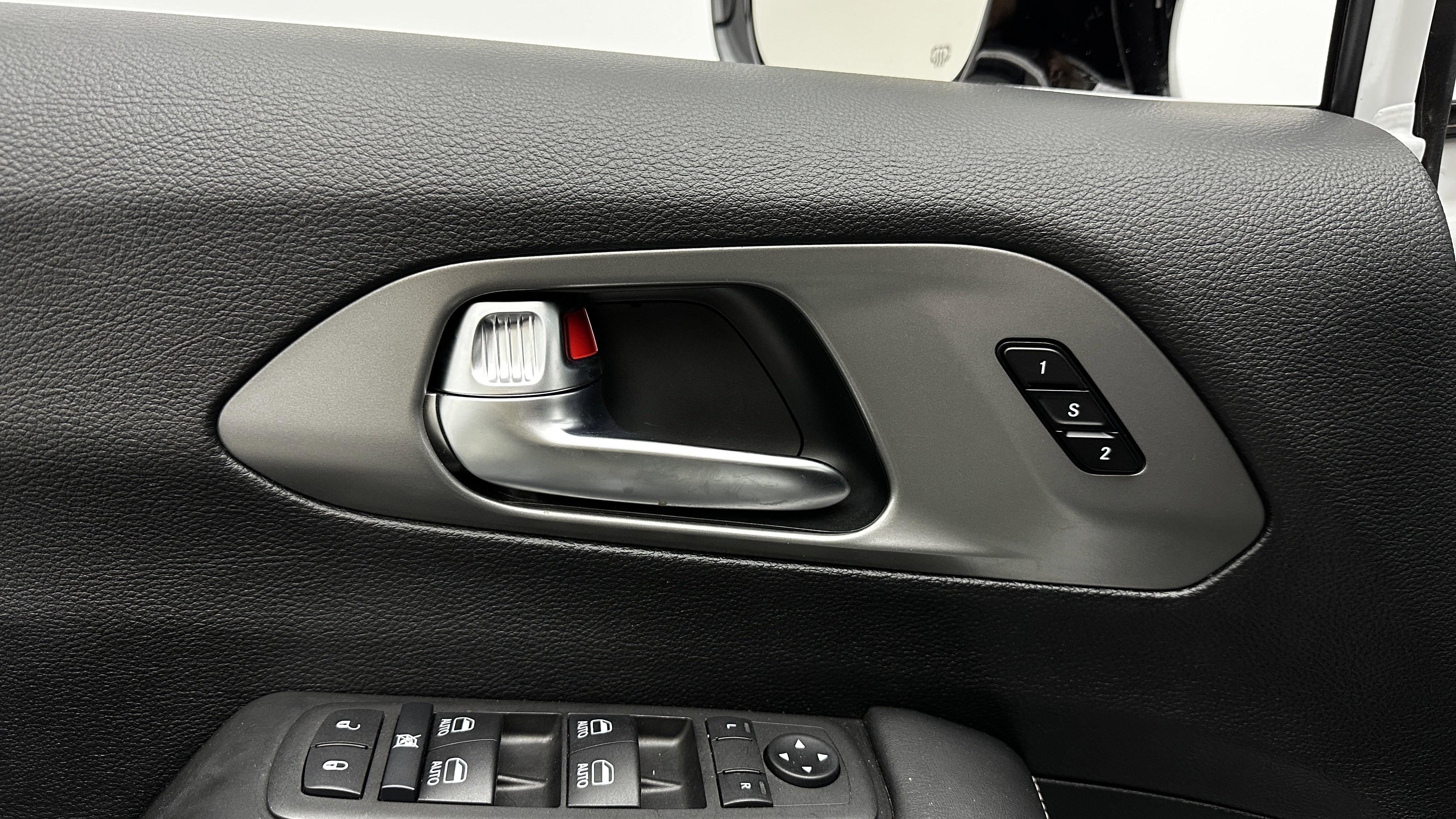 Used 2025 Chrysler Pacifica Select image 11