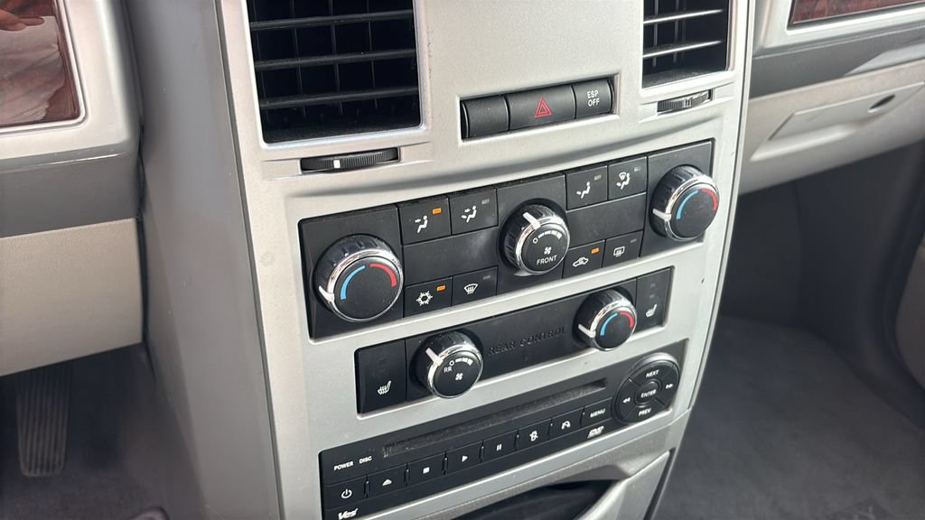 Used 2009 Chrysler Town & Country Touring FWD image 24