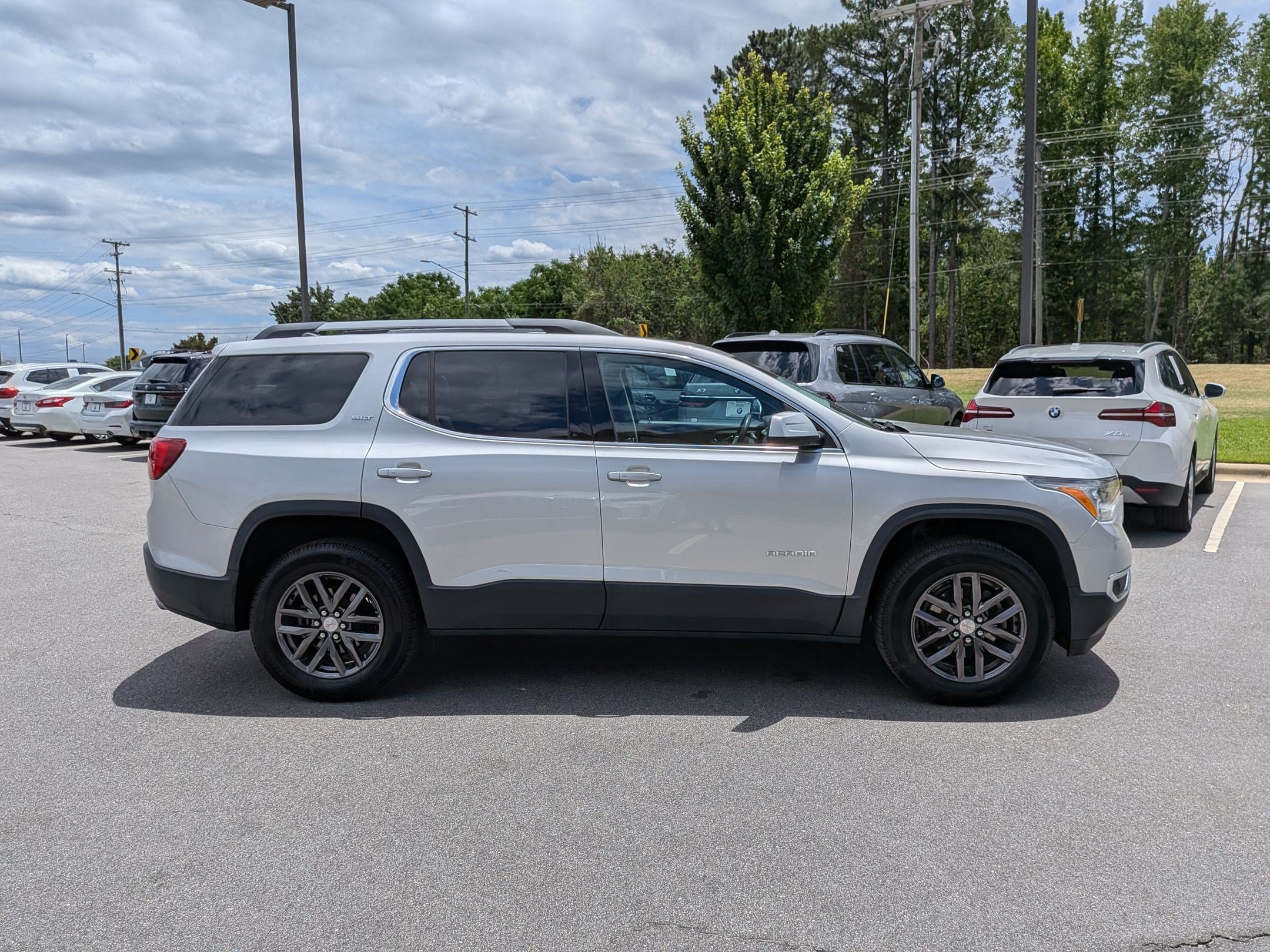 Used 2019 GMC Acadia SLT FWD image 2