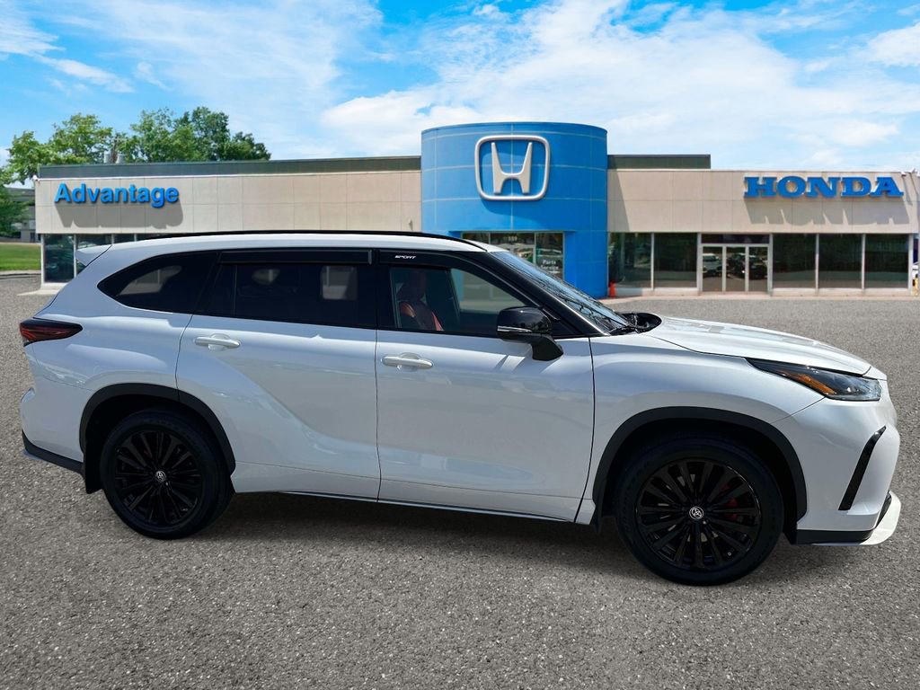 Used 2024 Toyota Highlander XSE AWD/4WD image 3