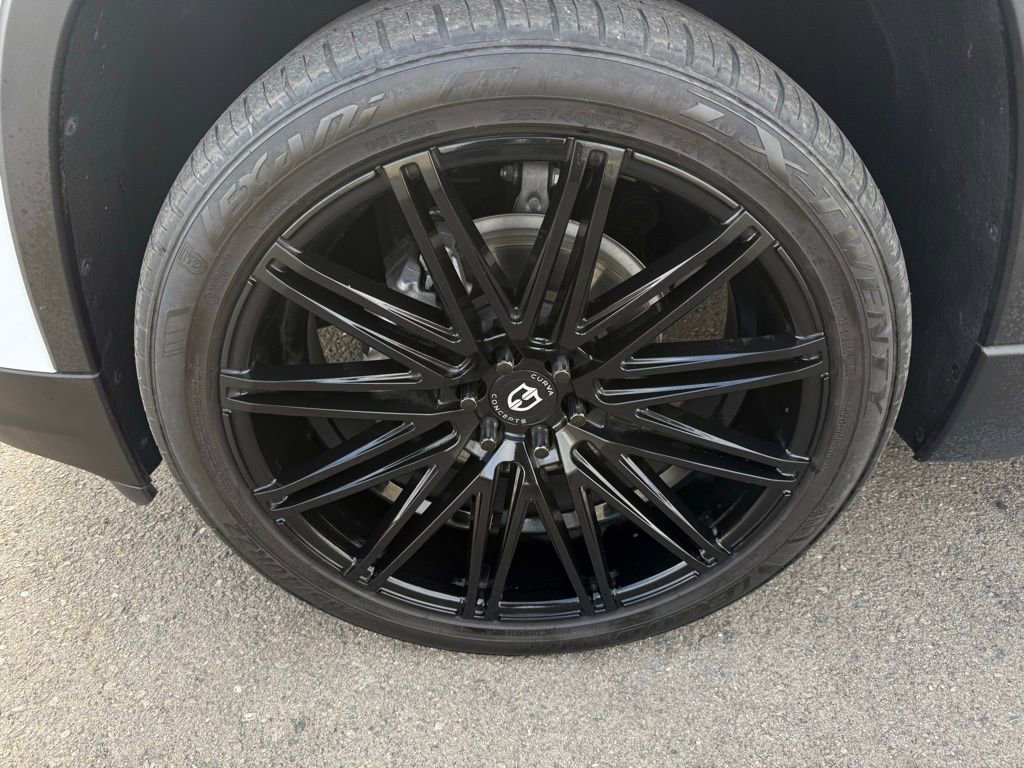 Used 2023 Chevrolet Traverse LT image 9