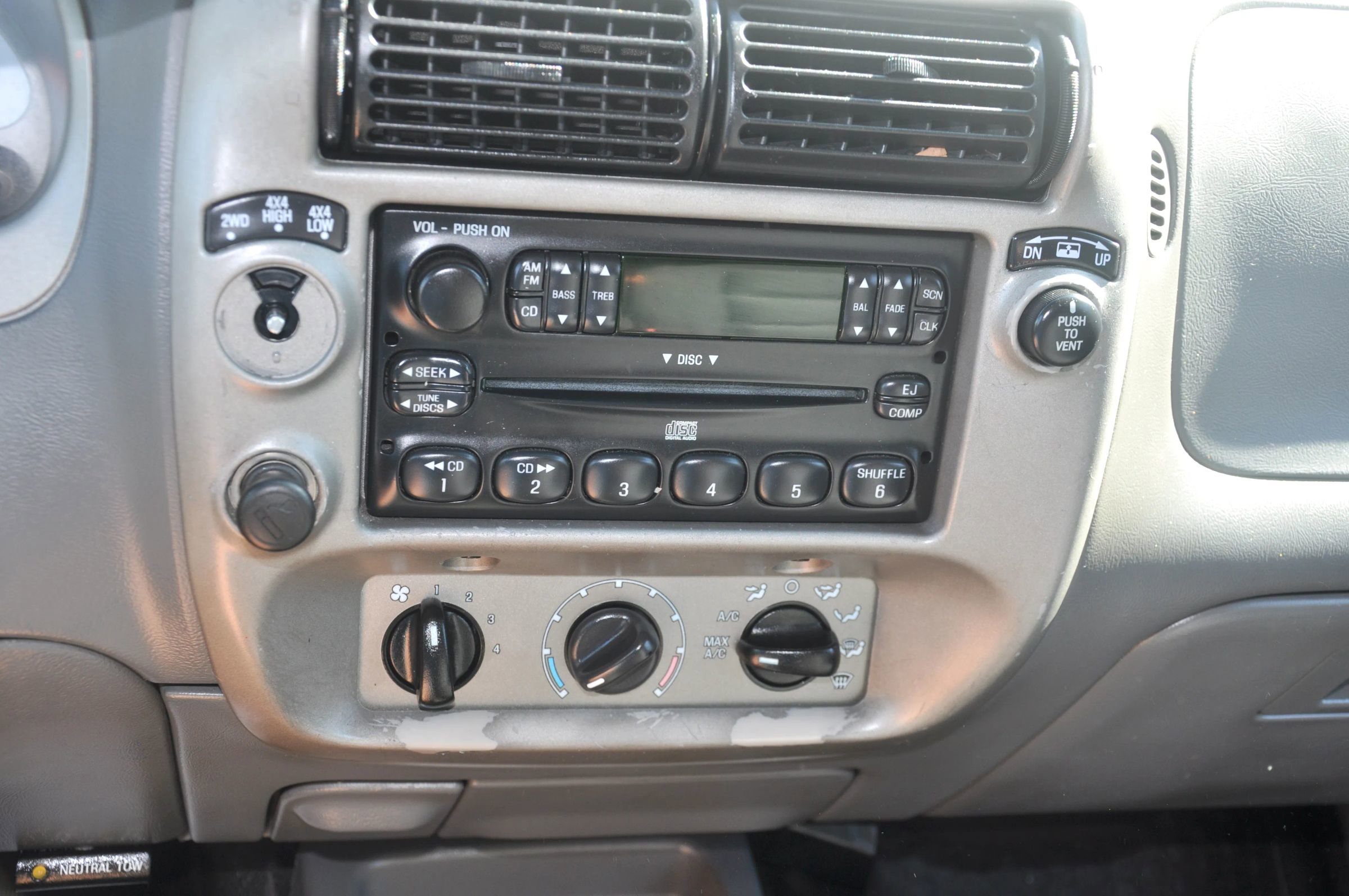 Used 2004 Ford Explorer Sport Trac XLT AWD/4WD image 37
