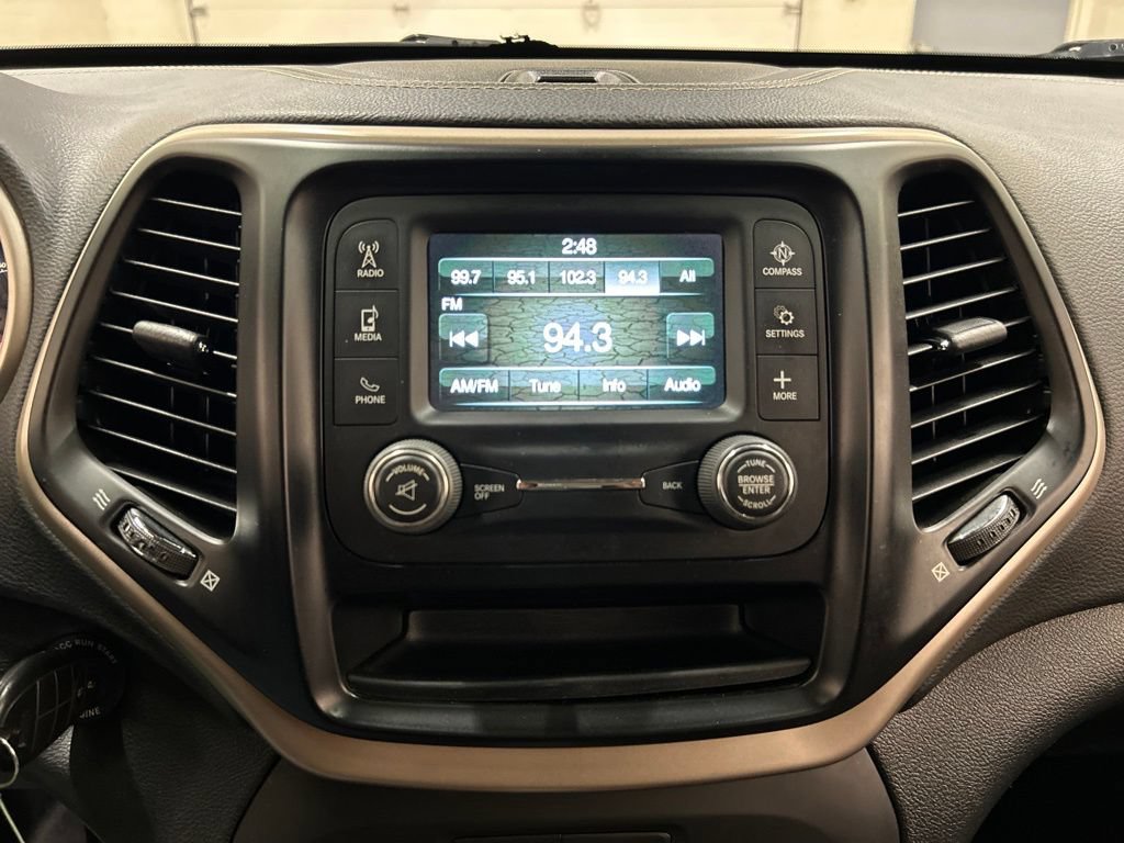 Used 2016 Jeep Cherokee Sport FWD image 23