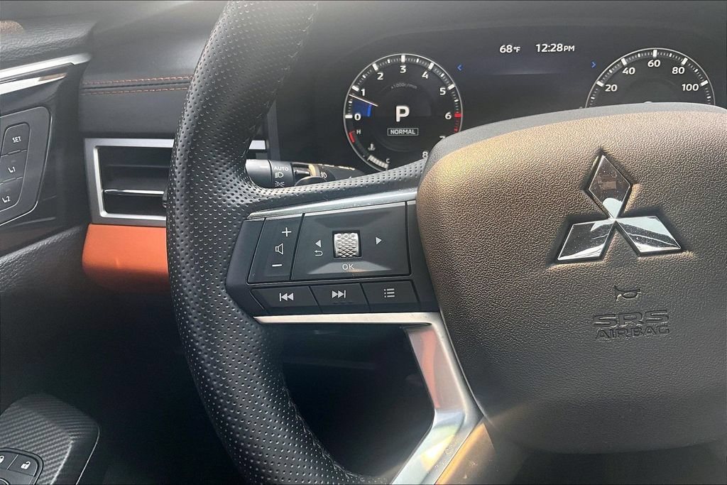 Used 2024 Mitsubishi Outlander SEL AWD/4WD image 18