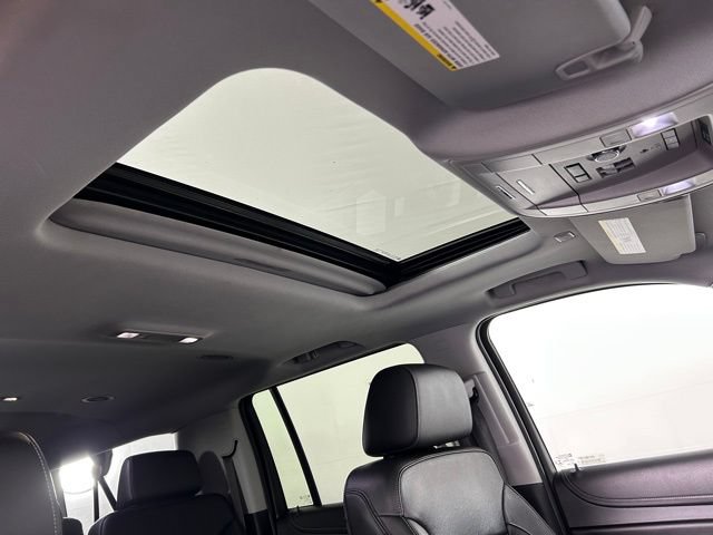Used 2019 Chevrolet Suburban Premier AWD/4WD image 16