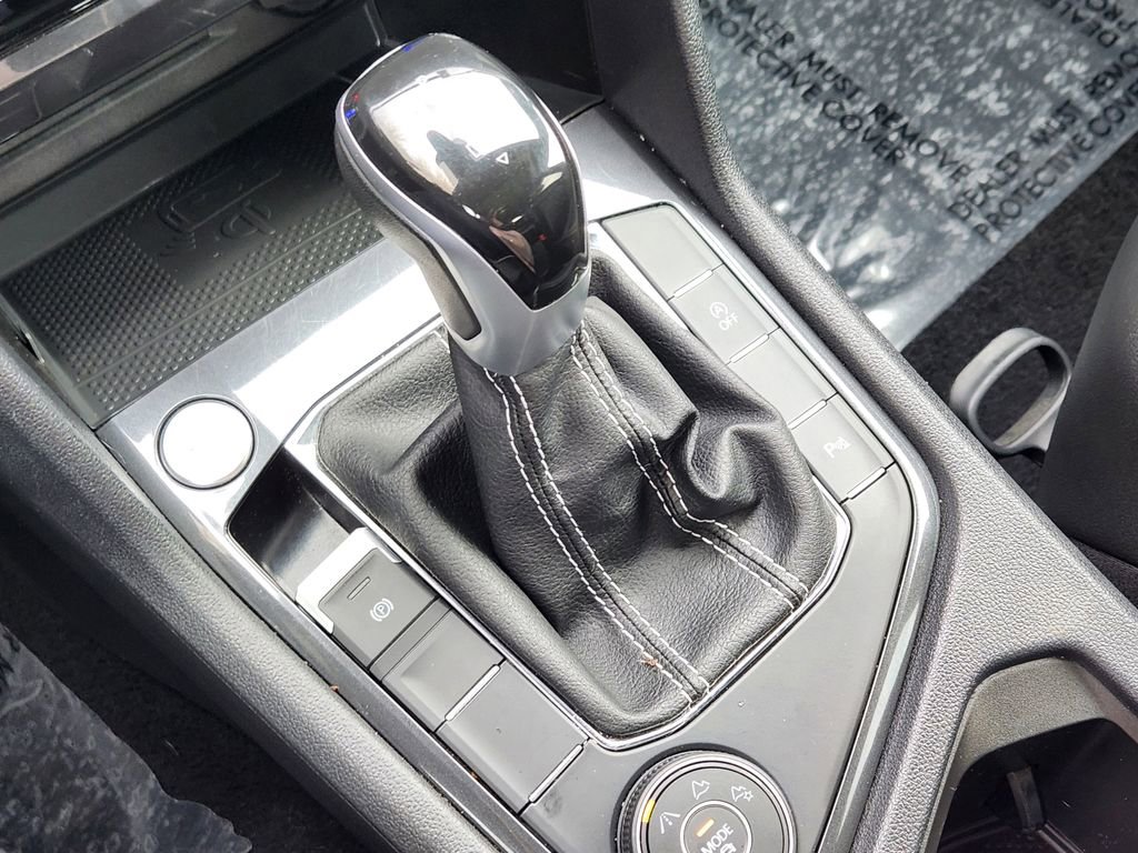 Used 2022 Volkswagen Tiguan SE R-Line image 11