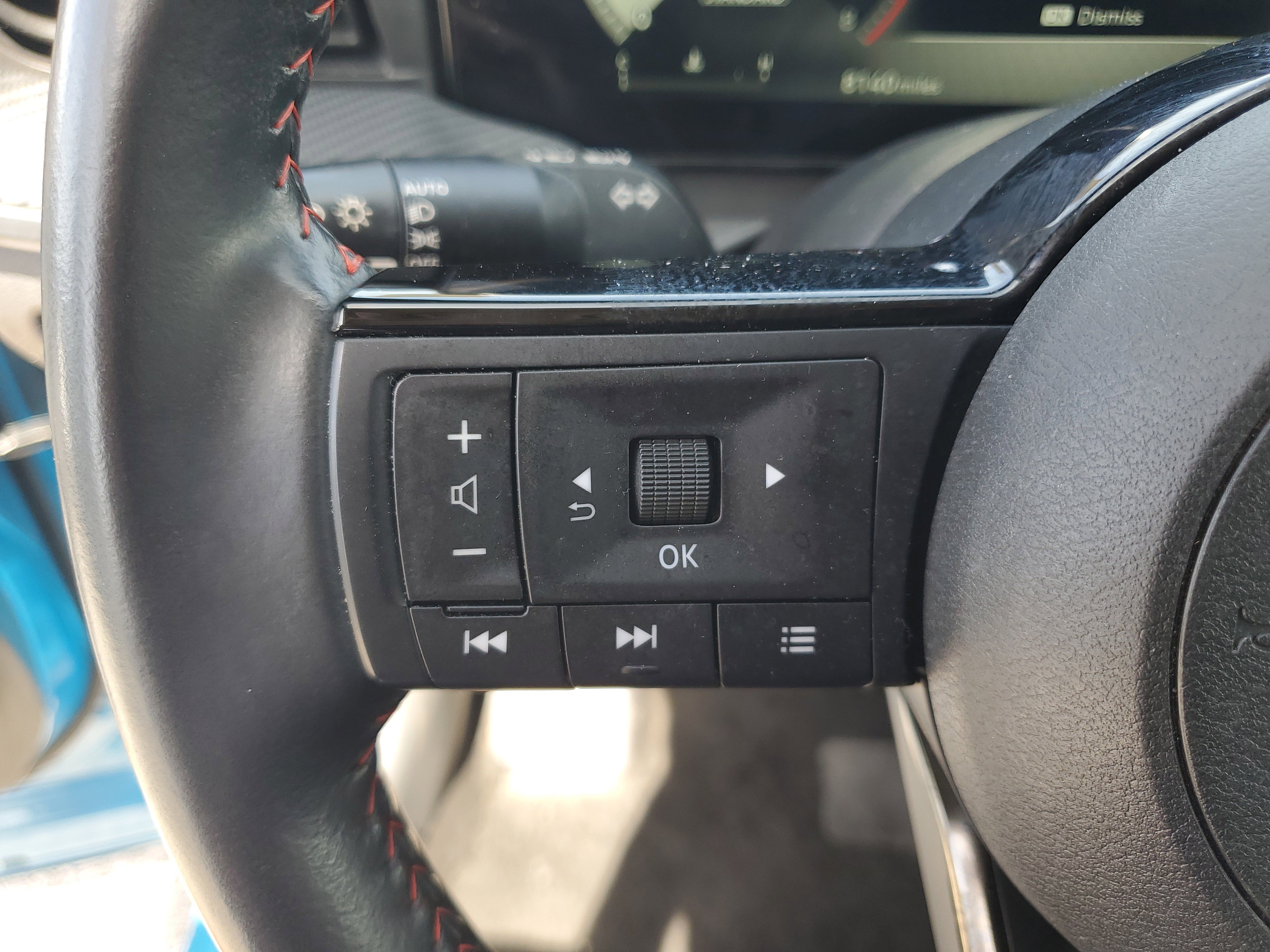 Certified 2025 Nissan Kicks SR FWD image 16