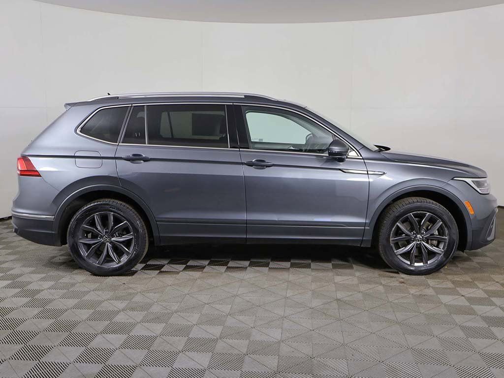 Used 2023 Volkswagen Tiguan SE w/ Panoramic Sunroof Package image 19
