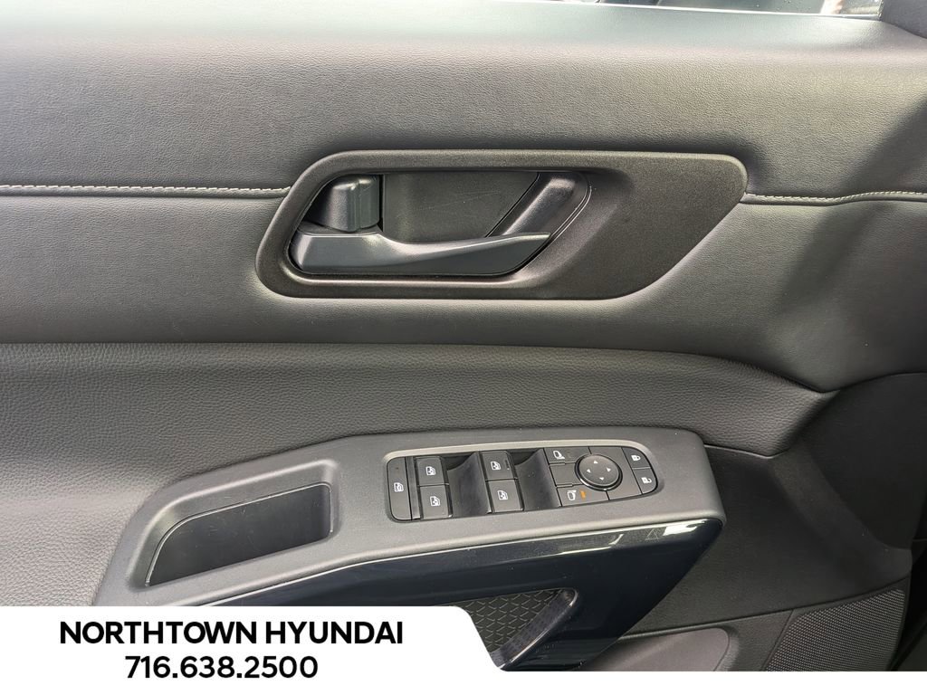 Used 2025 Nissan Pathfinder SV image 27