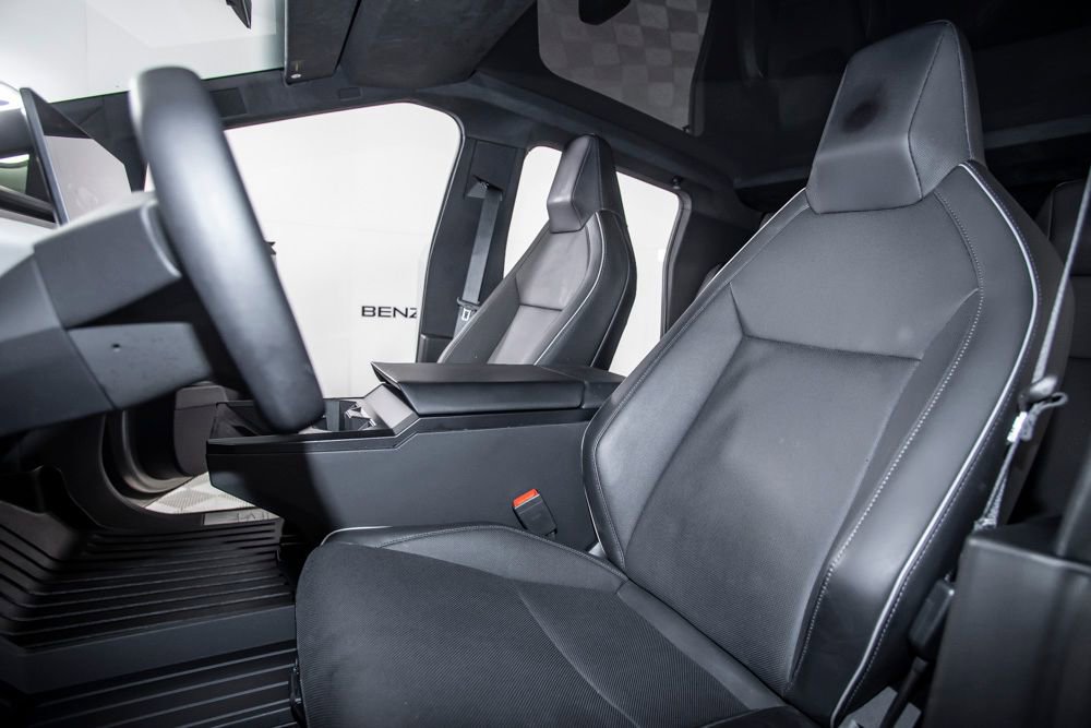 Used 2024 Tesla Cybertruck AWD Crew Cab image 39