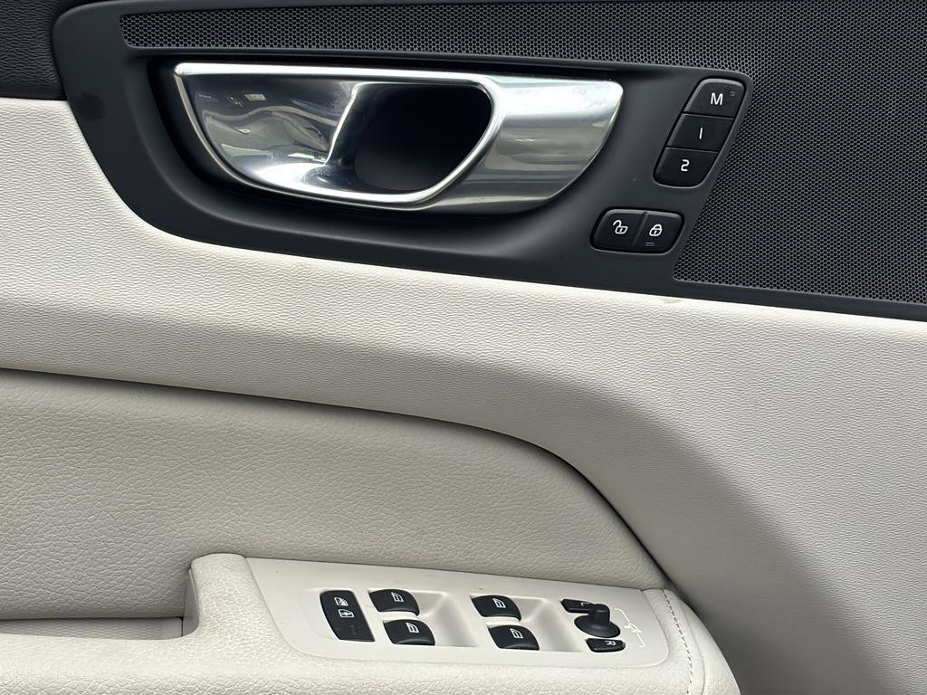 Used 2021 Volvo XC60 T5 Momentum w/ Premium Package image 17