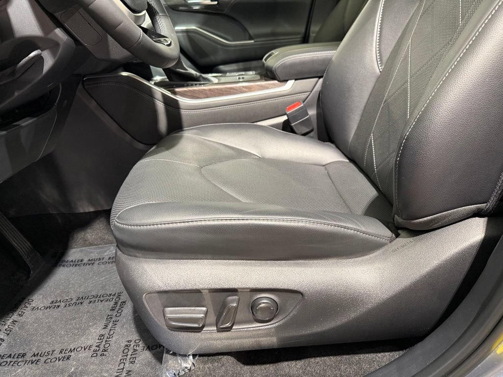 Certified 2024 Toyota Highlander Platinum AWD/4WD image 14