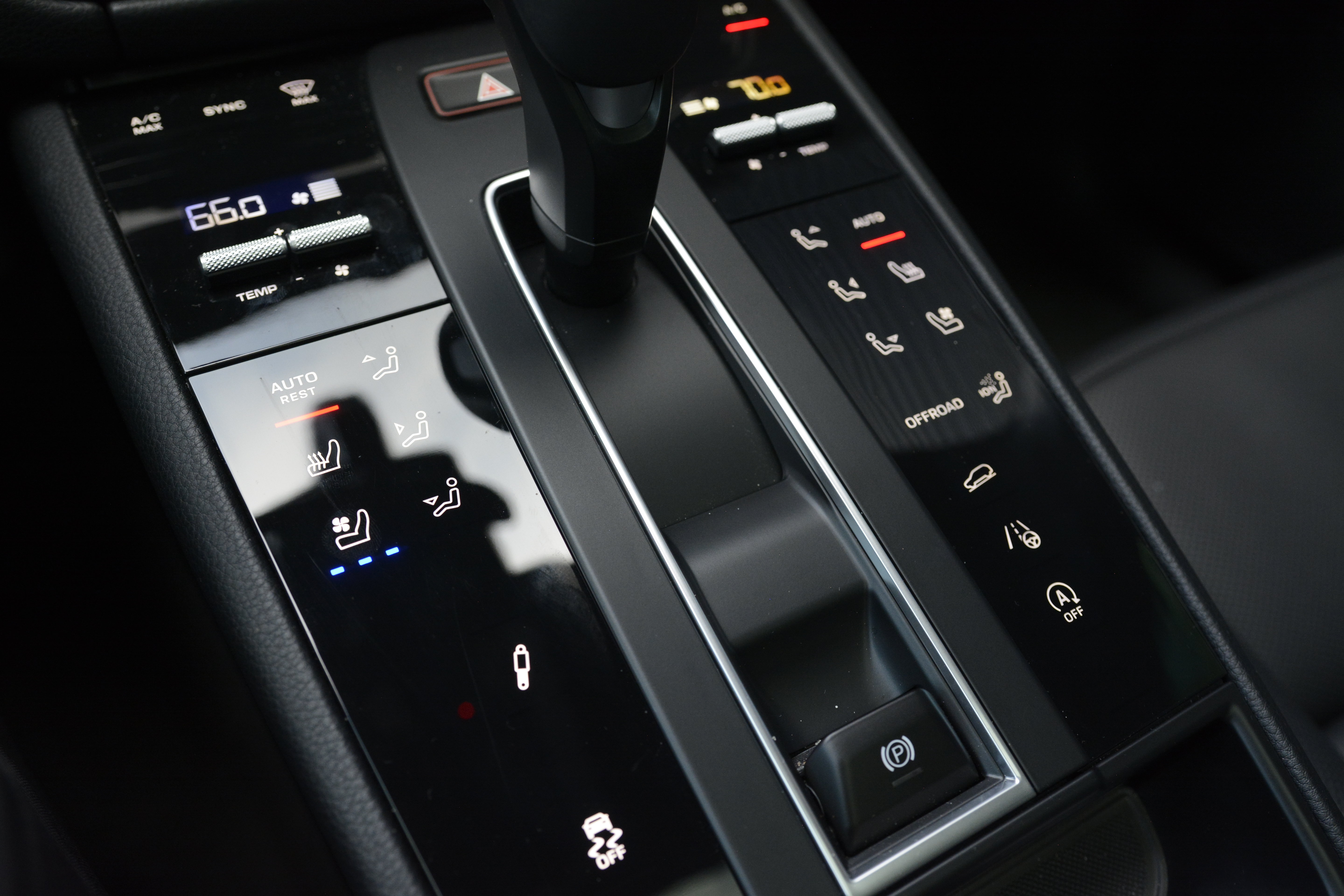 Certified 2026 Porsche Macan Turbo AWD/4WD image 24