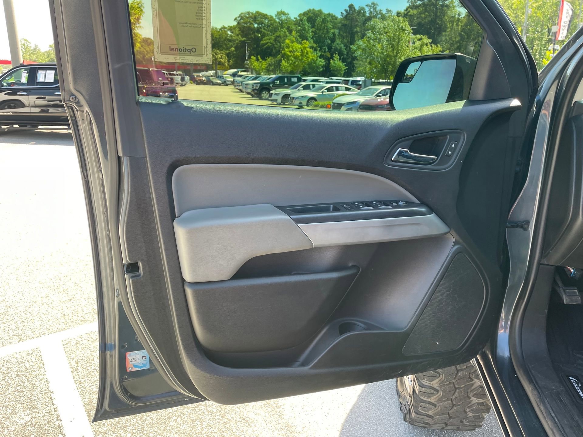 Used 2020 Chevrolet Colorado LT RWD image 11
