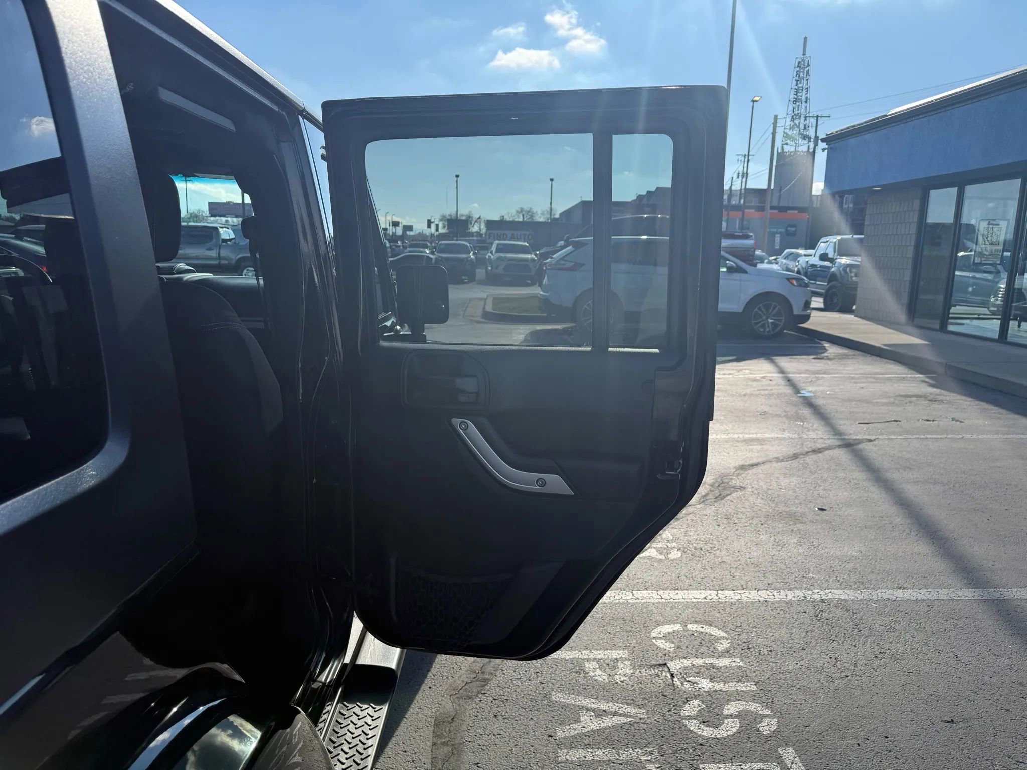 Used 2018 Jeep Wrangler Unlimited Sahara w/ Connectivity Group image 32