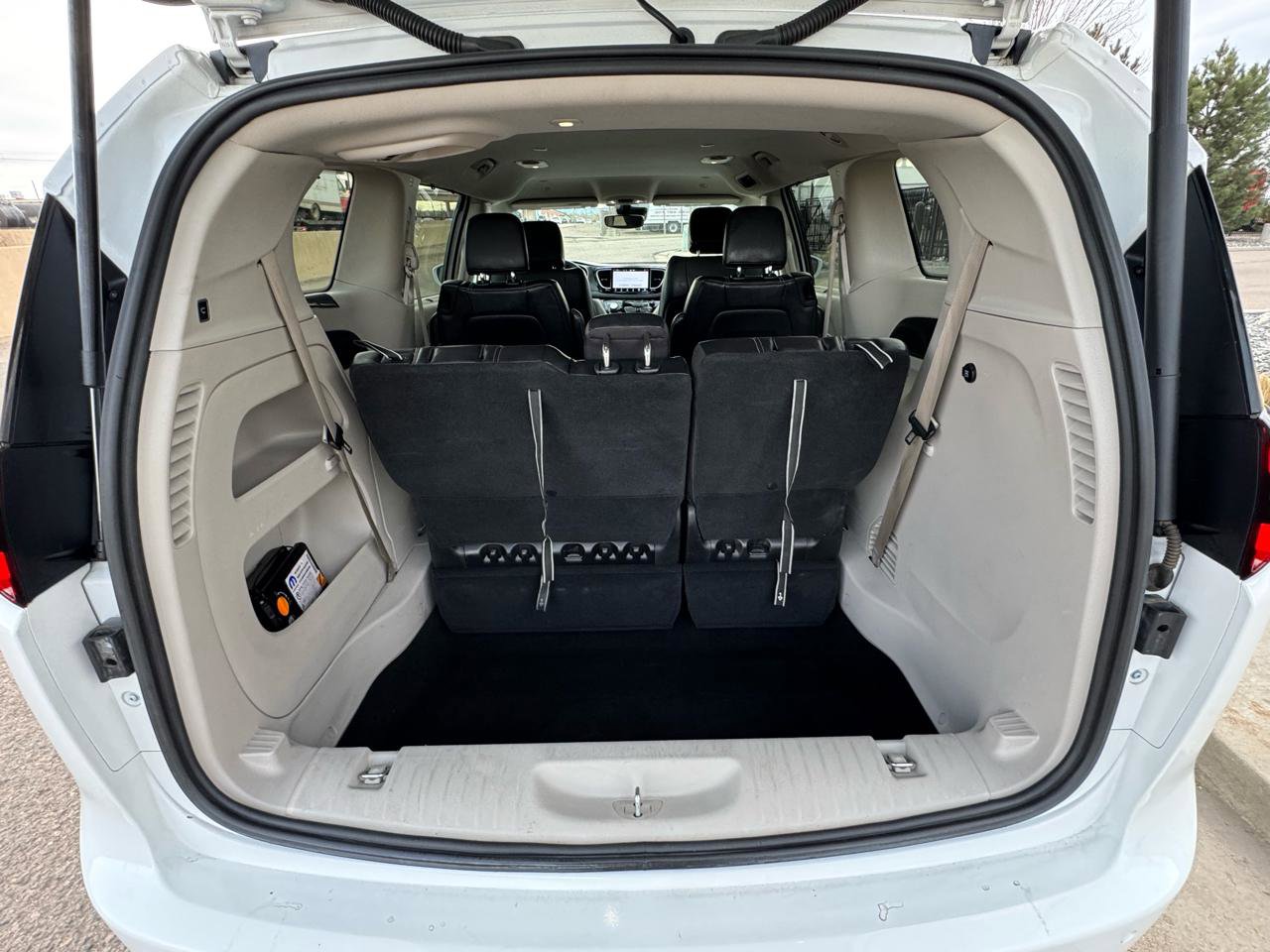 Used 2022 Chrysler Pacifica Touring-L image 11