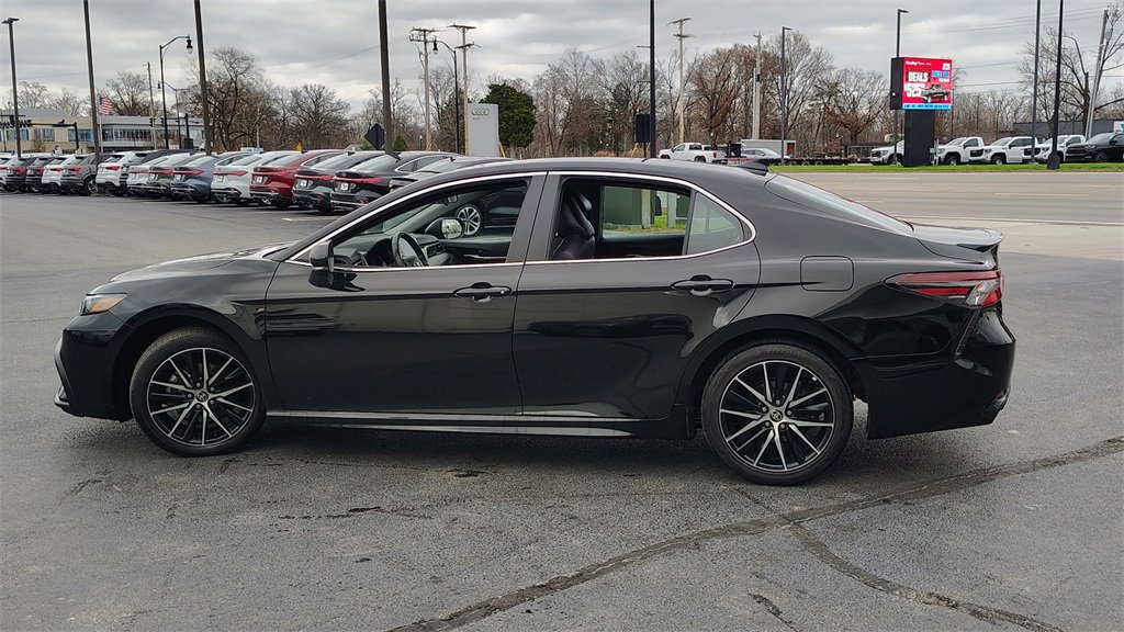 Used 2023 Toyota Camry SE image 5