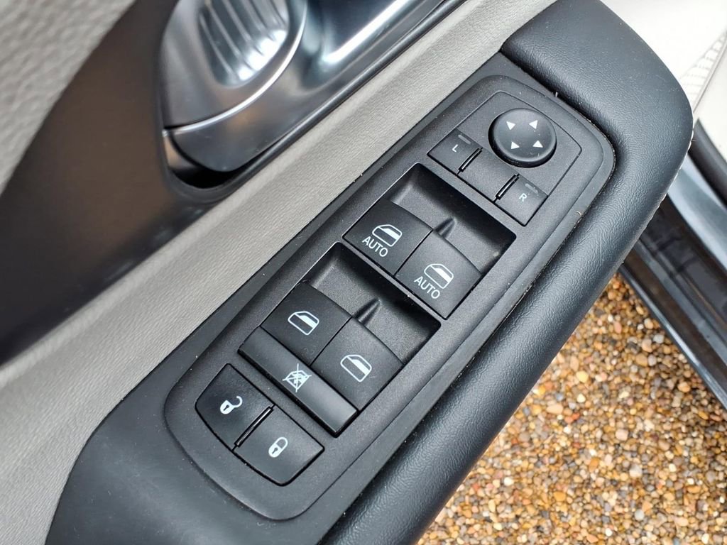 Used 2023 Chrysler Pacifica Touring-L image 20