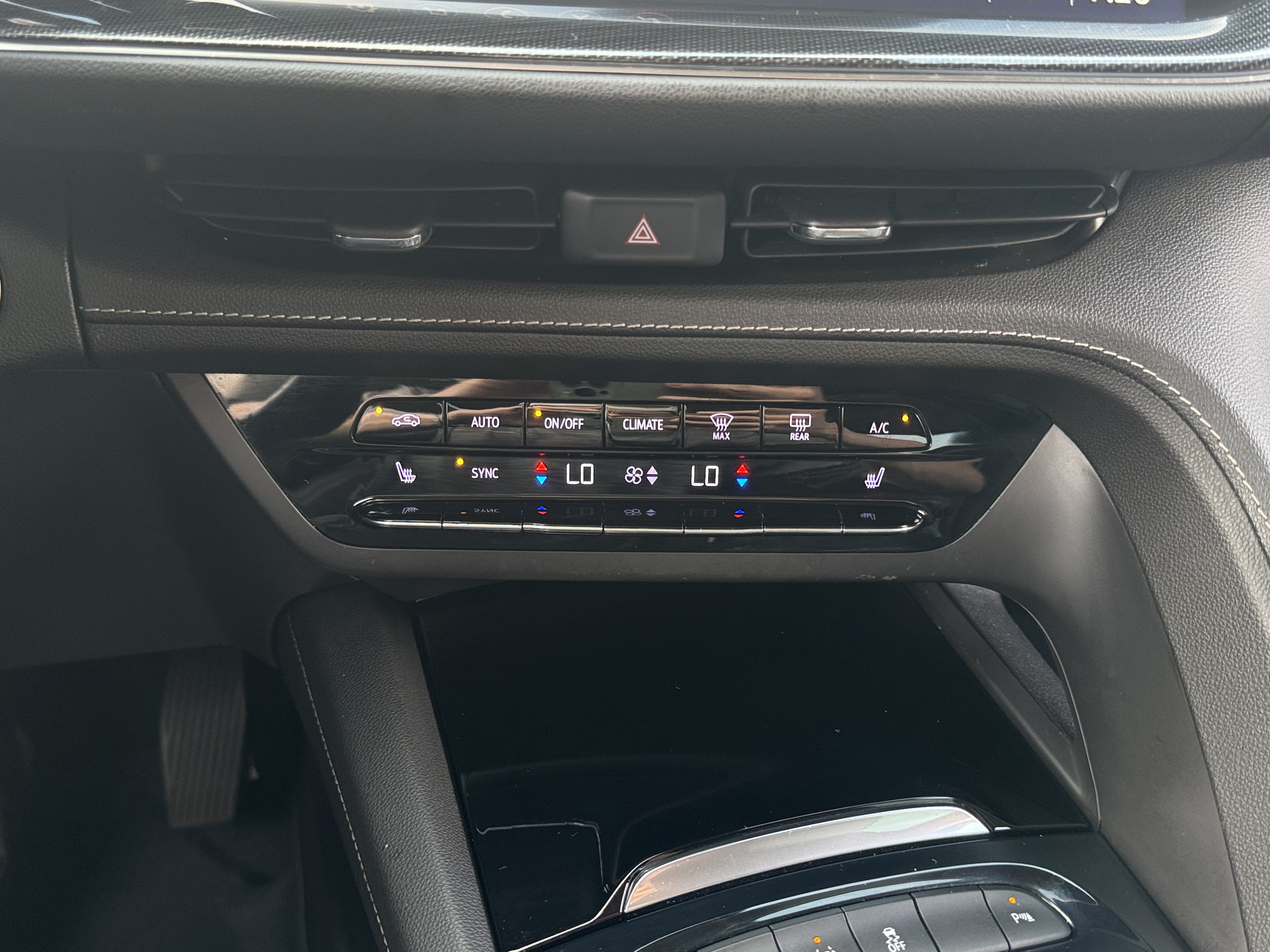 Used 2021 Buick Envision Essence w/ Technology Package I AWD/4WD image 28
