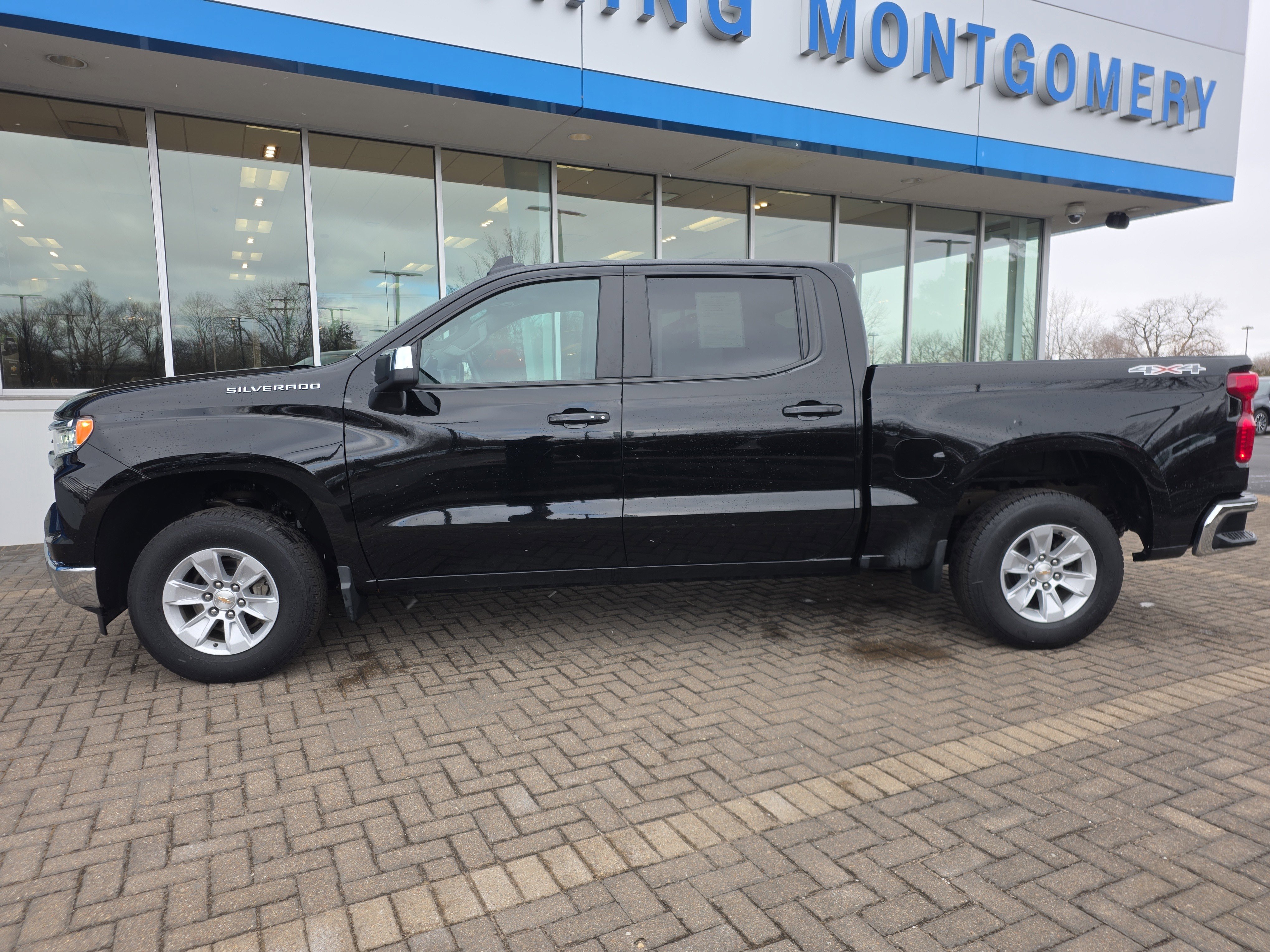 Used 2025 Chevrolet Silverado 1500 LT image 2