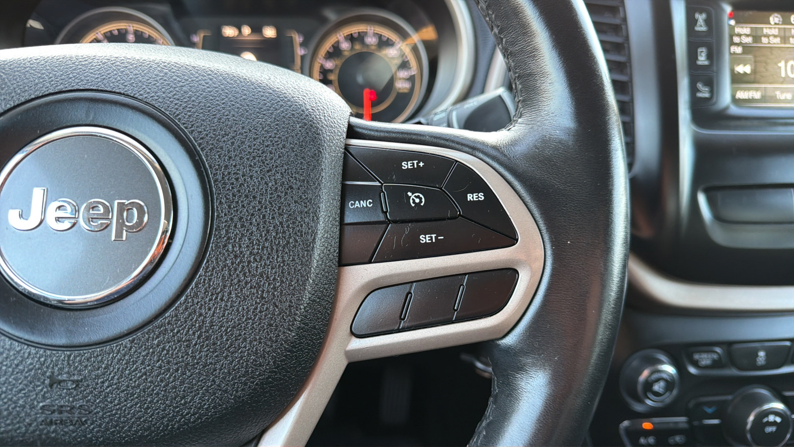Used 2017 Jeep Cherokee Latitude w/ Cold Weather Group AWD/4WD image 18
