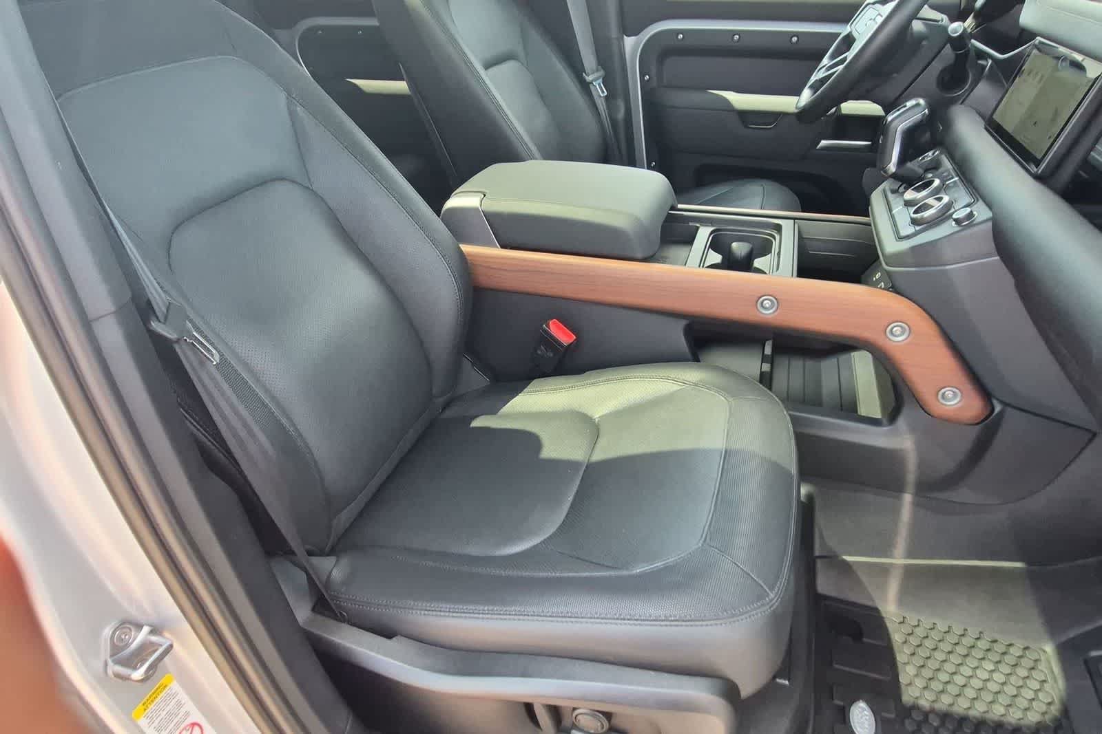 Used 2024 Land Rover Defender 110 X-Dynamic SE AWD/4WD image 22
