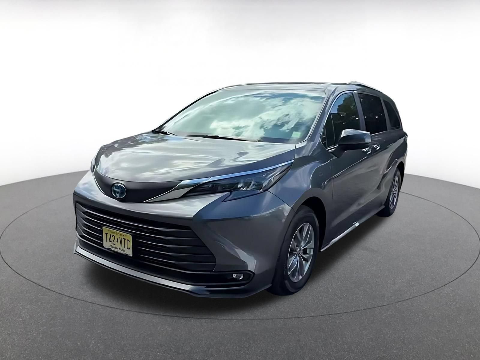 Used 2025 Toyota Sienna XLE FWD image 6