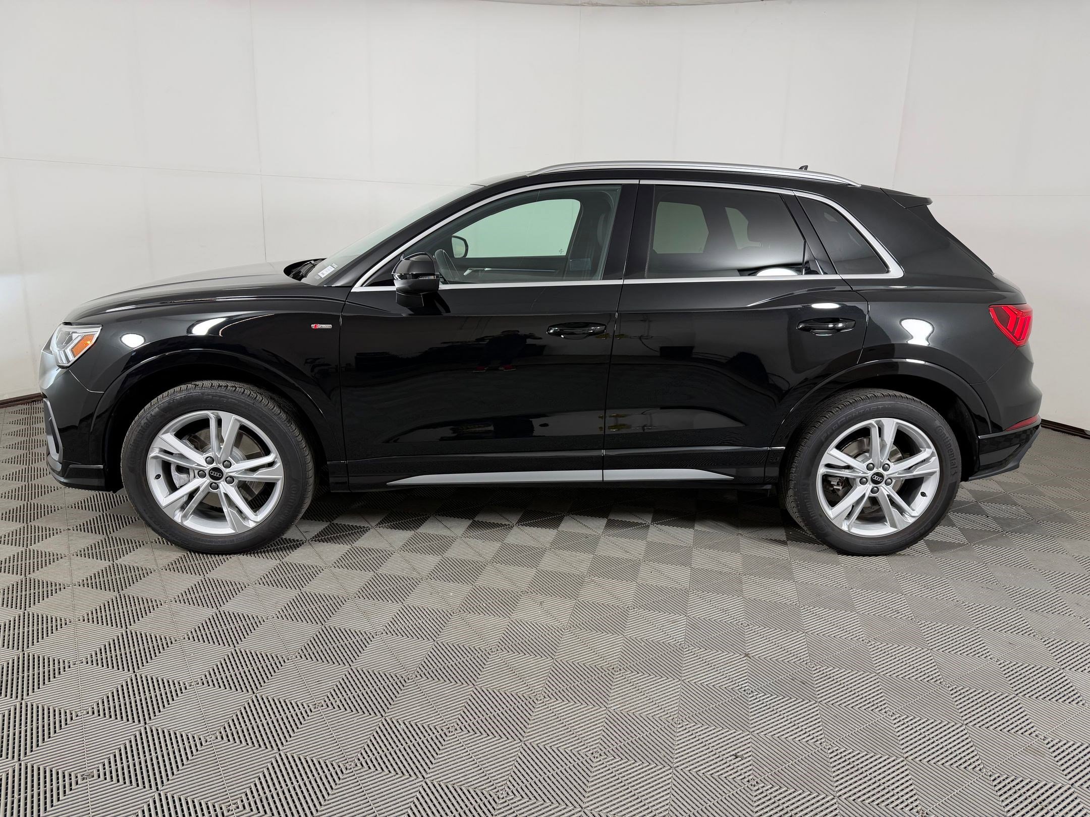 Certified 2023 Audi Q3 2.0T Premium Plus w/ Premium Plus Package AWD/4WD image 2