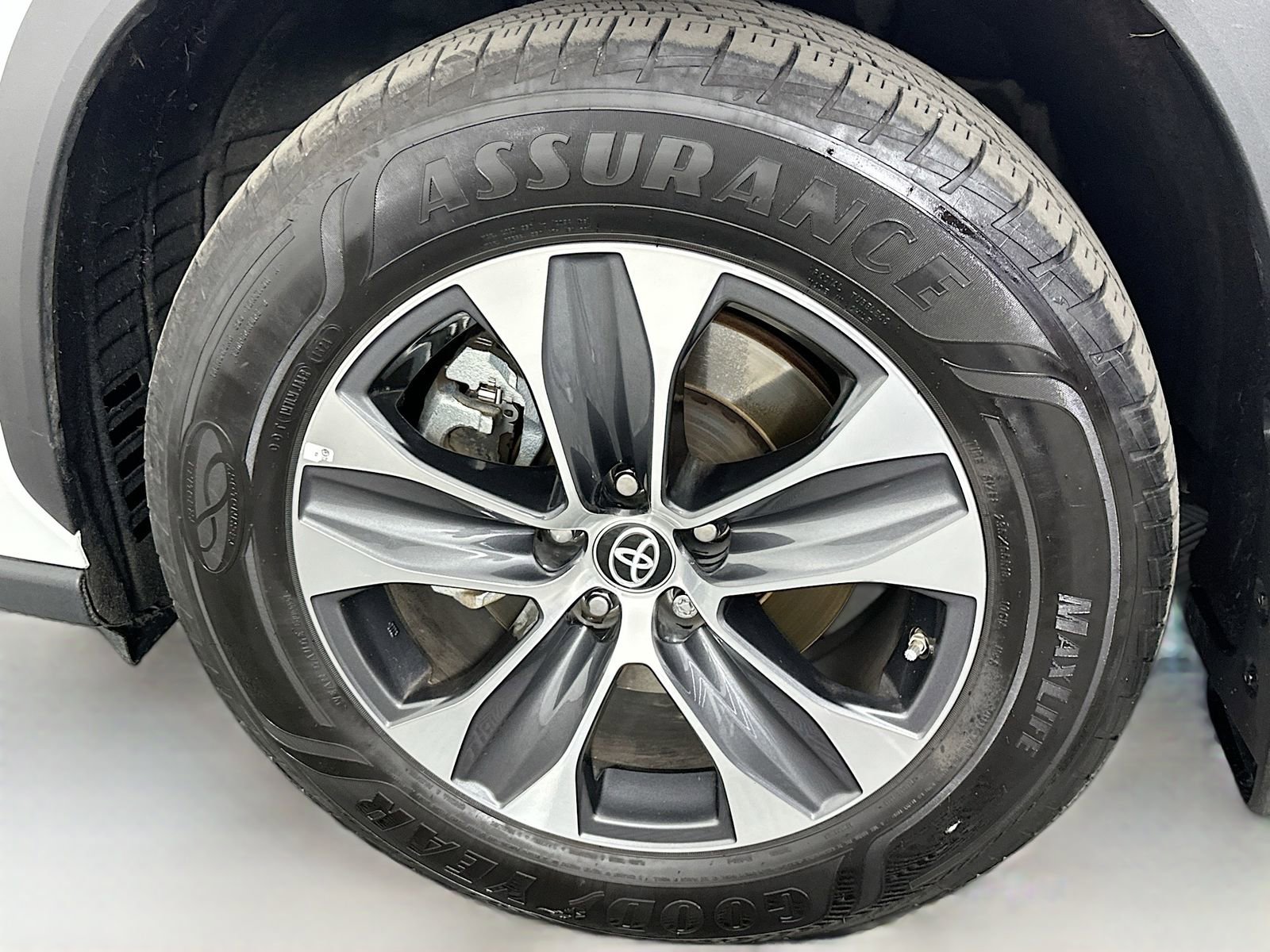 Used 2024 Toyota Highlander XLE AWD/4WD image 33