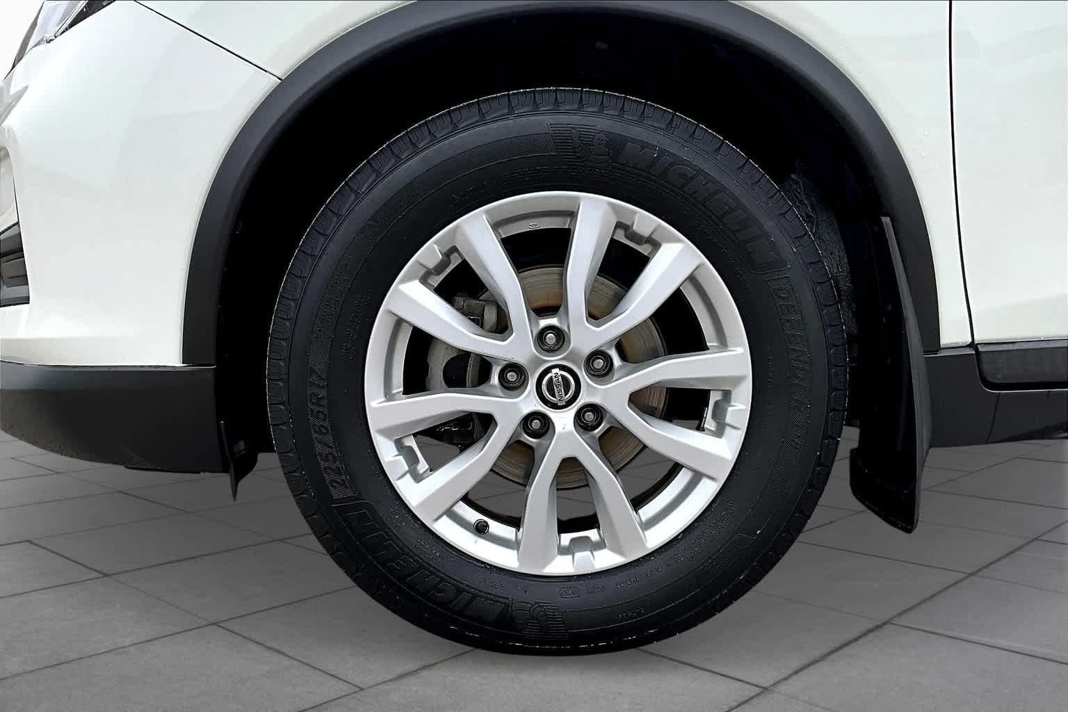 Used 2019 Nissan Rogue SV FWD image 11