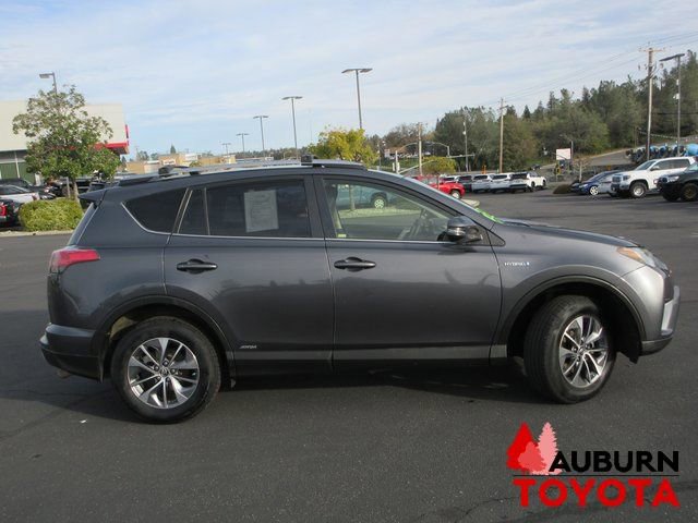 Used 2018 Toyota RAV4 LE image 2