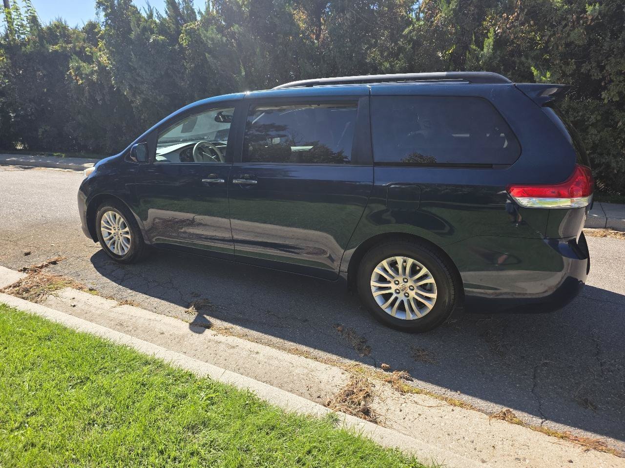 Used 2012 Toyota Sienna XLE FWD image 3