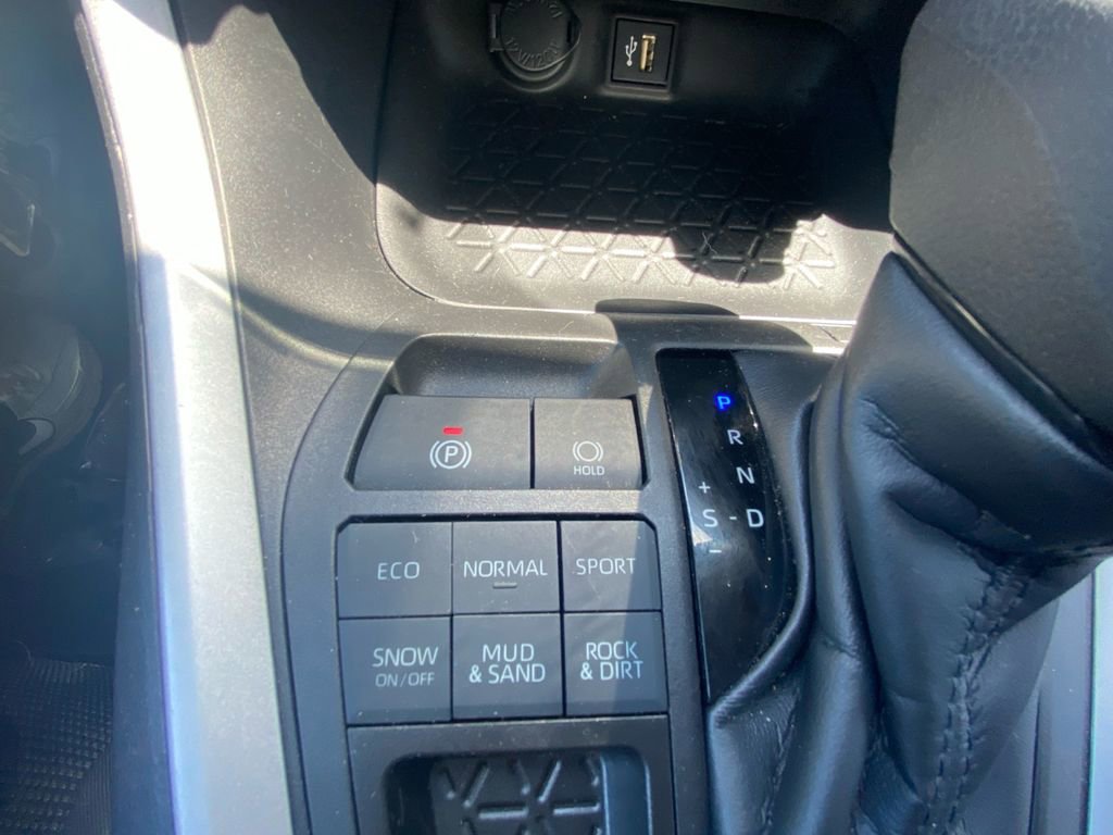 Used 2023 Toyota RAV4 LE AWD/4WD image 17