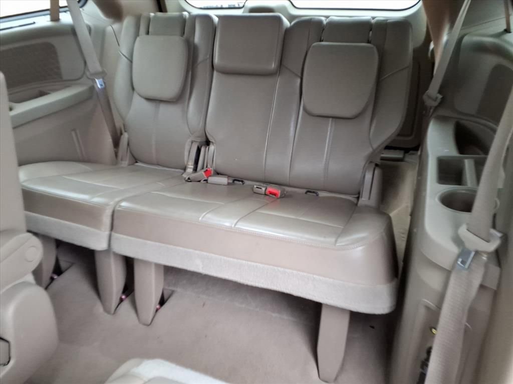 Used 2016 Chrysler Town & Country Limited Platinum image 15