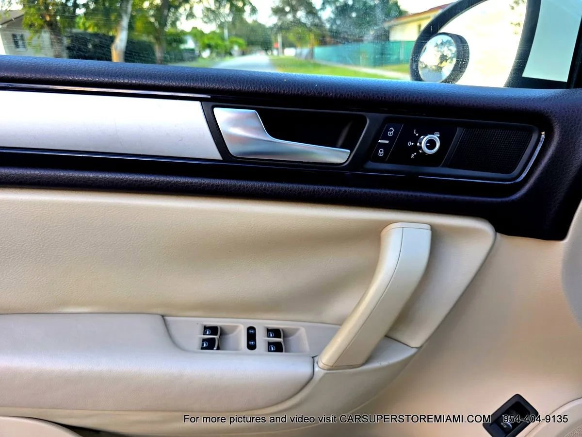 Used 2011 Volkswagen Touareg Sport image 39
