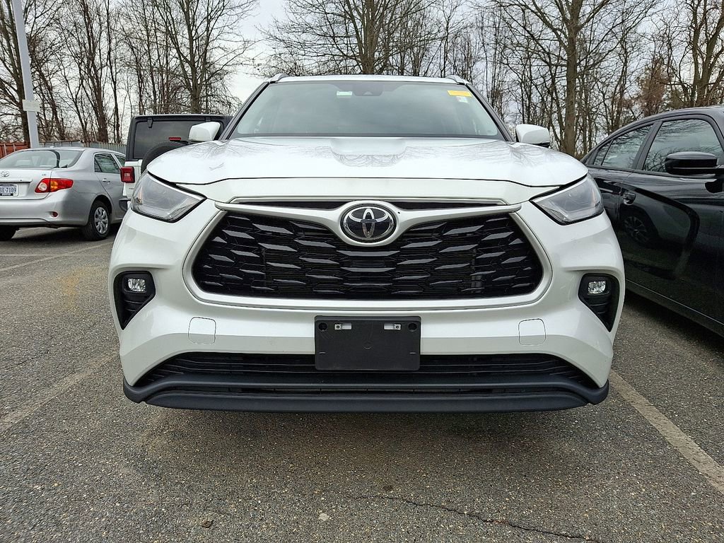 Used 2023 Toyota Highlander XLE image 2