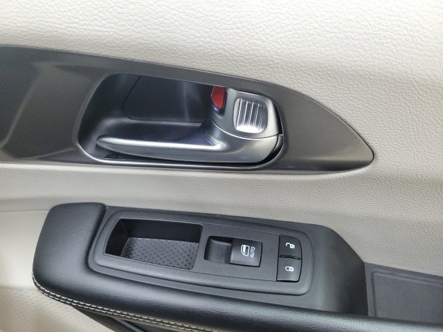 Used 2023 Chrysler Pacifica Touring-L image 13