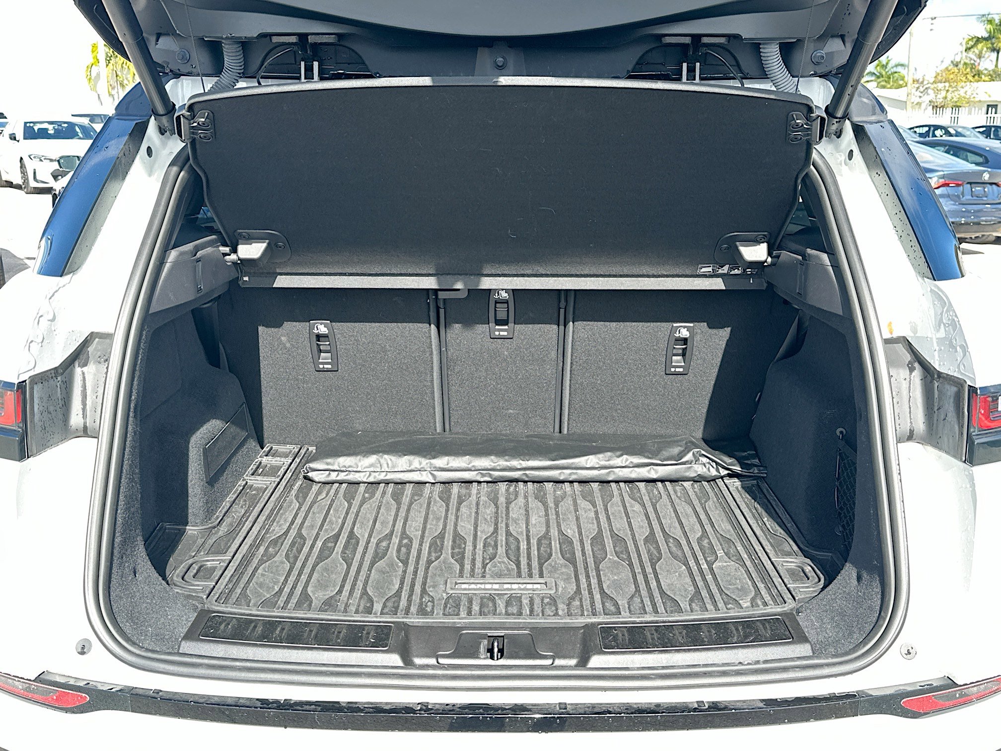 Used 2022 Land Rover Range Rover Evoque R-Dynamic SE image 28
