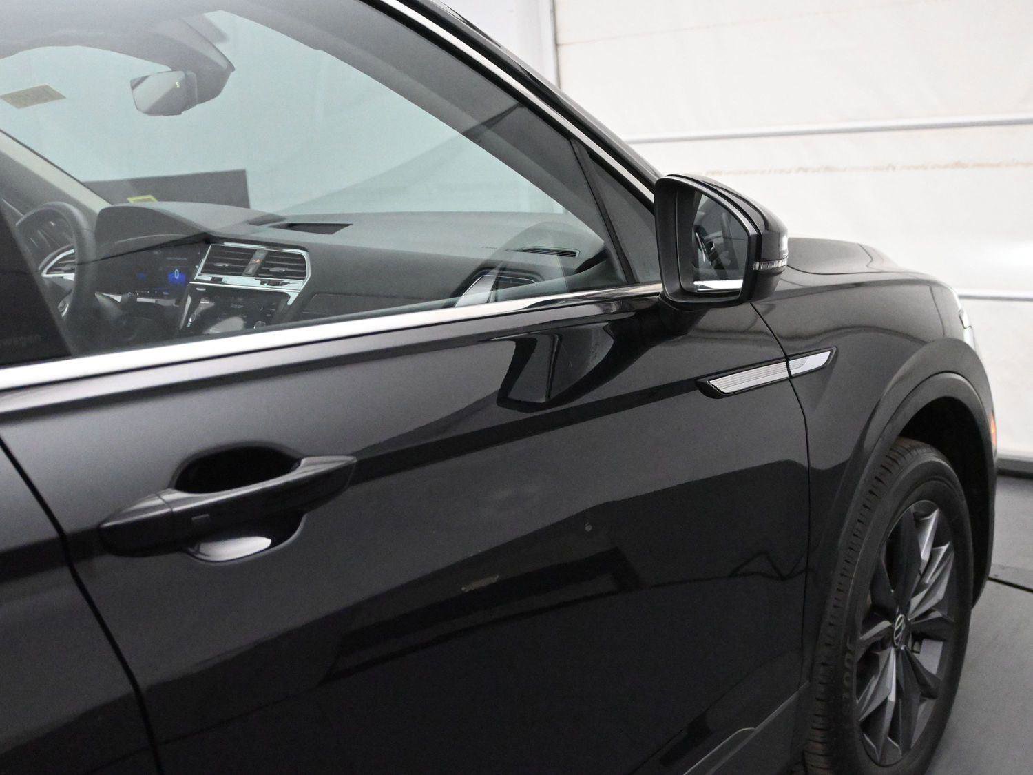 Certified 2022 Volkswagen Tiguan SE w/ Panoramic Sunroof Package AWD/4WD image 14